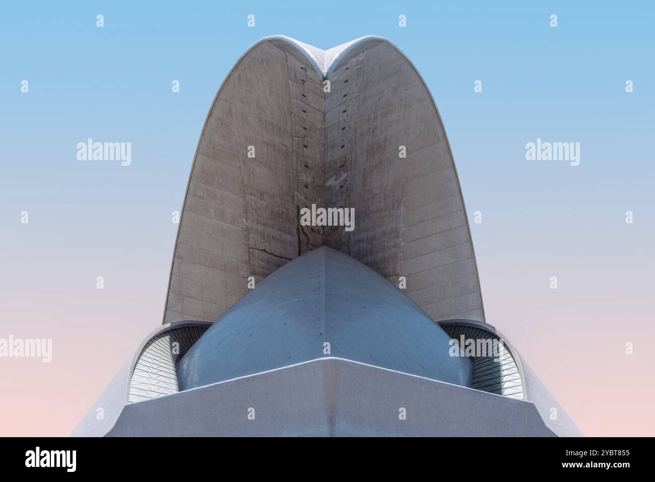 Santa Cruz de Teneriffa, Spanien, 5. August 2021: Auditorium von Teneriffa von Santiago Calatrava Architect. Minimalistisches und abstraktes Gebäude gegen blaue s Stockfoto