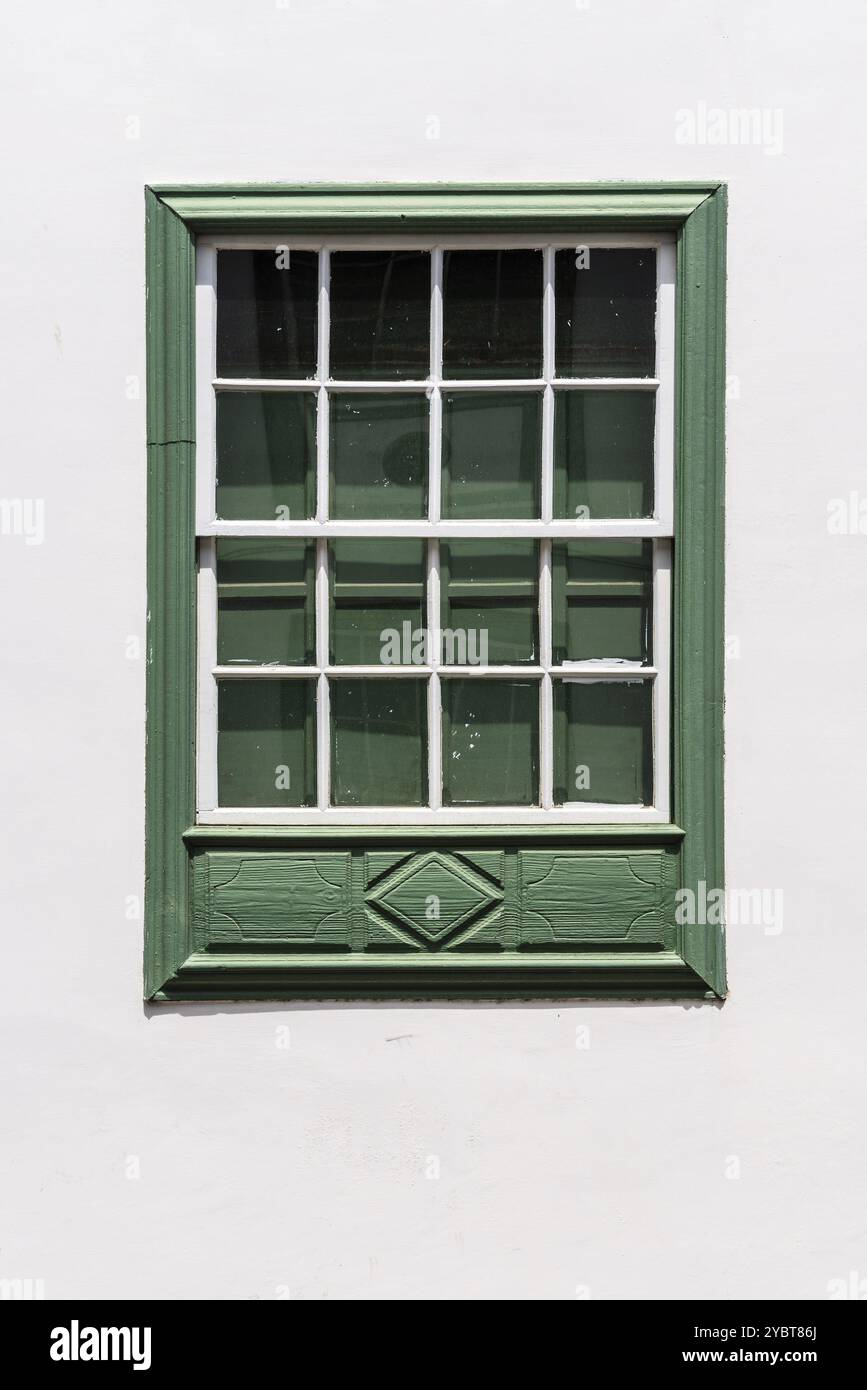 Traditionelles grün bemaltes Fenster in kanarischem Kolonialstil Haus in der Altstadt von Santa Cruz de La Palma, im Viertel von San Sebastian, ebenfalls Kno Stockfoto