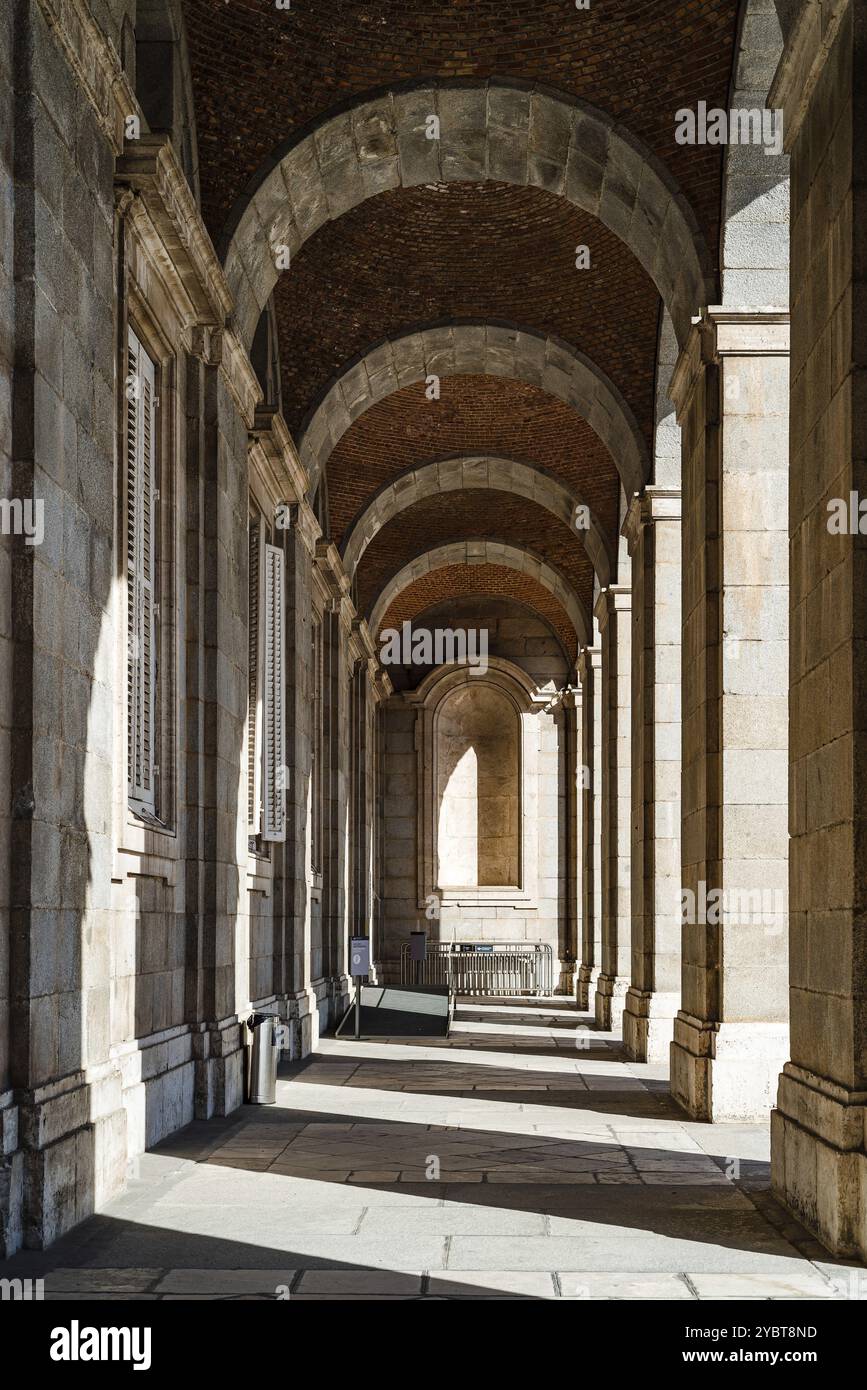 Madrid, Spanien, 18. Oktober 2020: Arkade mit Ziegelgewölben im Königspalast in Madrid, Europa Stockfoto