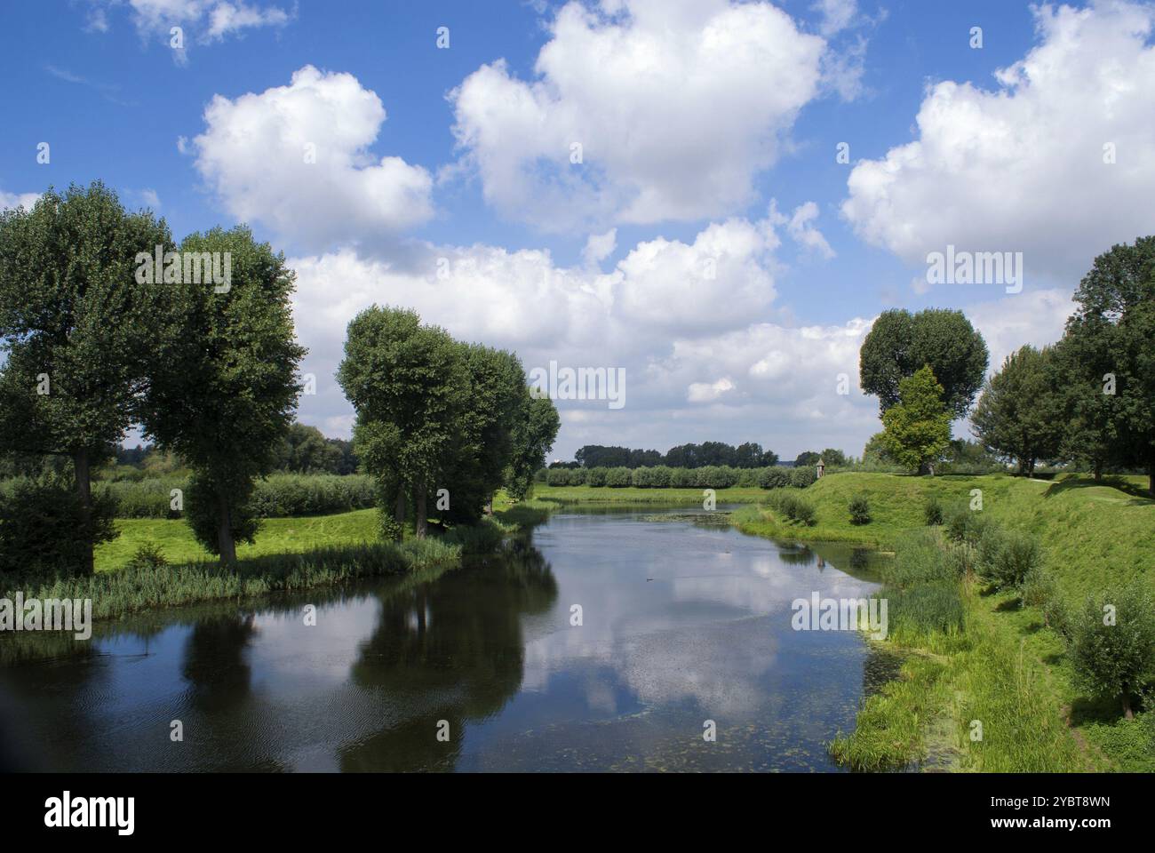 Wassergraben um die loevestein Burg in der Nähe der Niederländischen Weiler Poederoijen Stockfoto