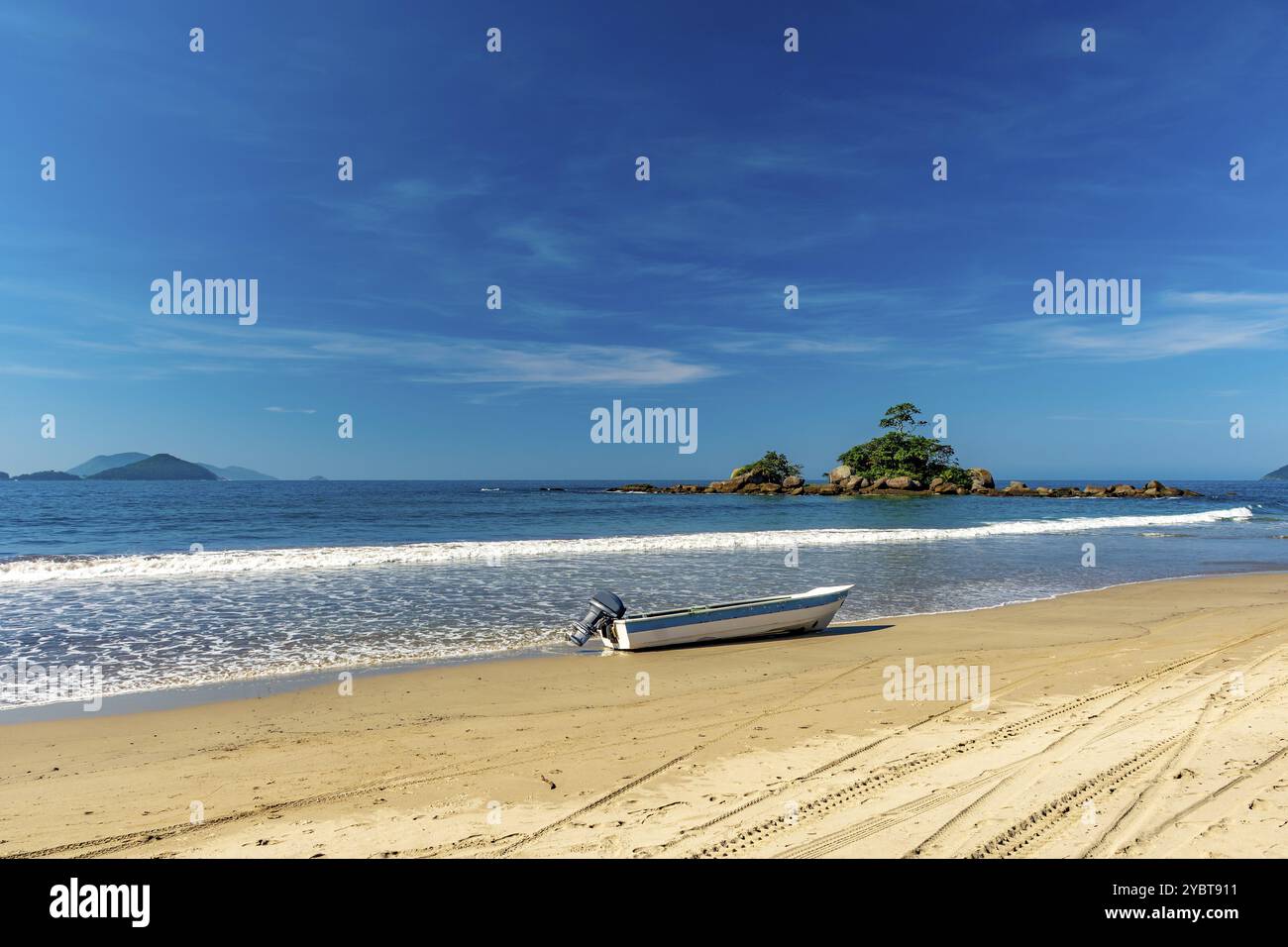 Schnellboot auf dem Sandstrand von Castelhanos auf der Insel Ilhabela Stockfoto