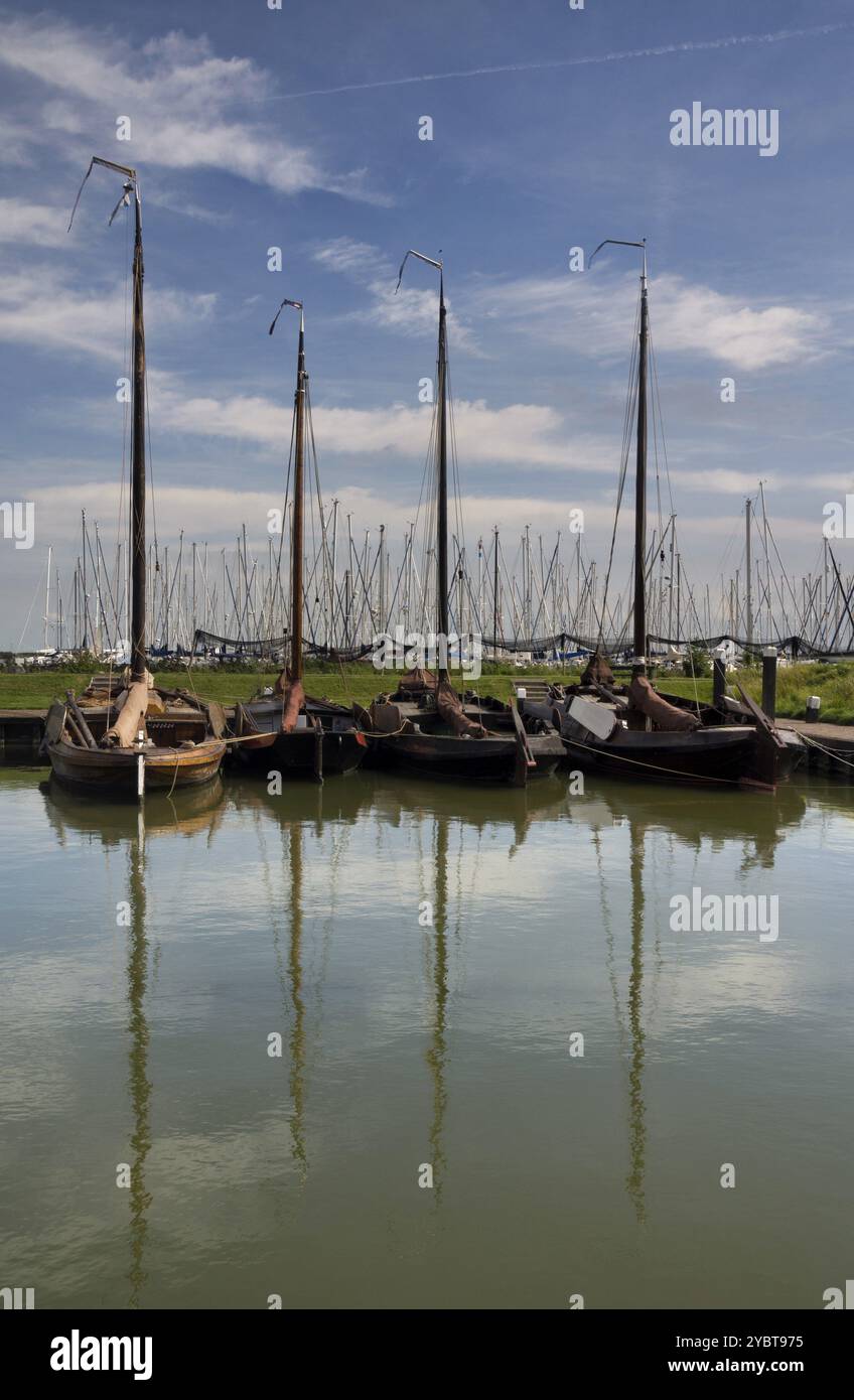 Historische Segelboote im Hafen in der Nähe der das Zuiderzeemuseum in der niederländischen Stadt Enkhuizen Stockfoto
