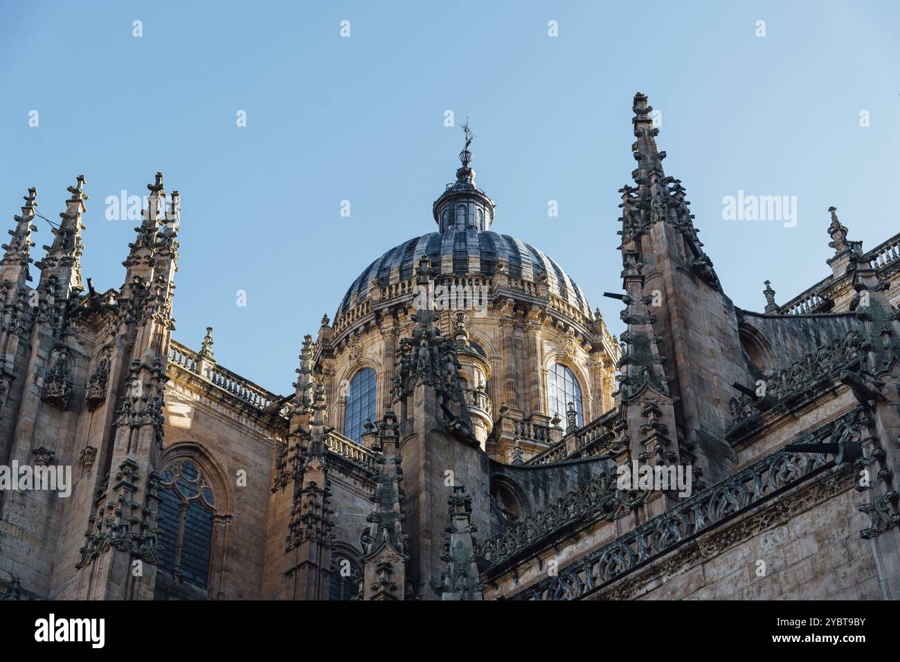 Blick auf die Dächer und Kuppel der alten Kathedrale von Salamanca ein Tag mit blauem Himmel. Castilla y Leon, Spanien, Europa Stockfoto