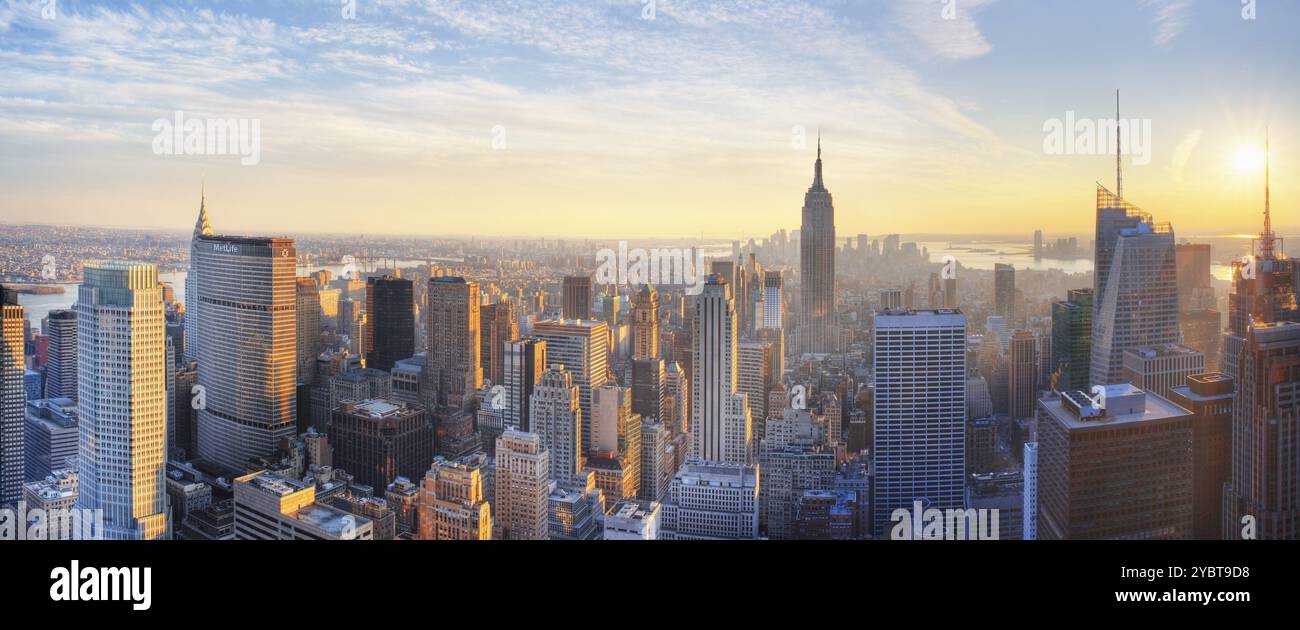 Panoramablick auf das Empire State Building und Manhattan bei Sonnenuntergang. New York City. New York. USA Stockfoto