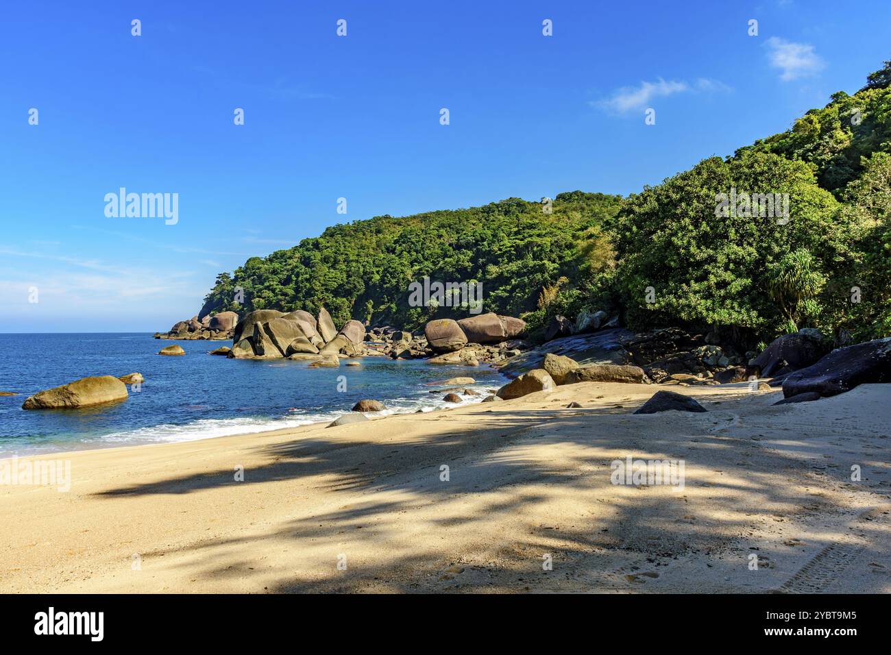 Wilder und abgelegener Indaiauba-Strand in Ilhabela Island Coast os Sao Paulo Stockfoto