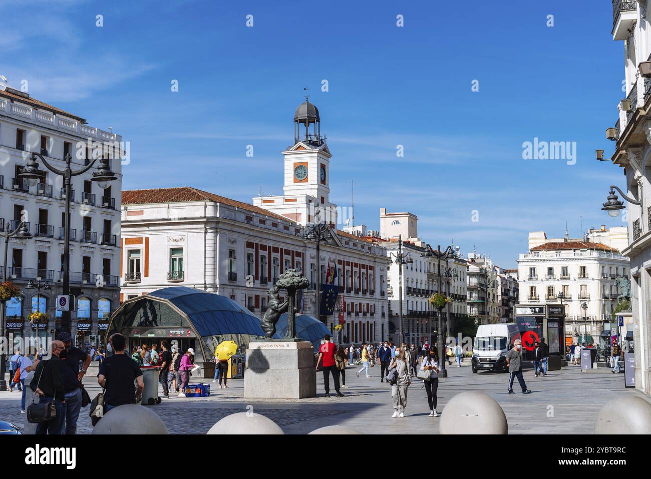 Madrid, Spanien, 8. Mai 2021: Malerischer Blick auf den Platz Puerta del Sol mit Menschen während der Coronavirus-COVID-19-Pandemie an einem sonnigen Tag. Social Distancing Co Stockfoto