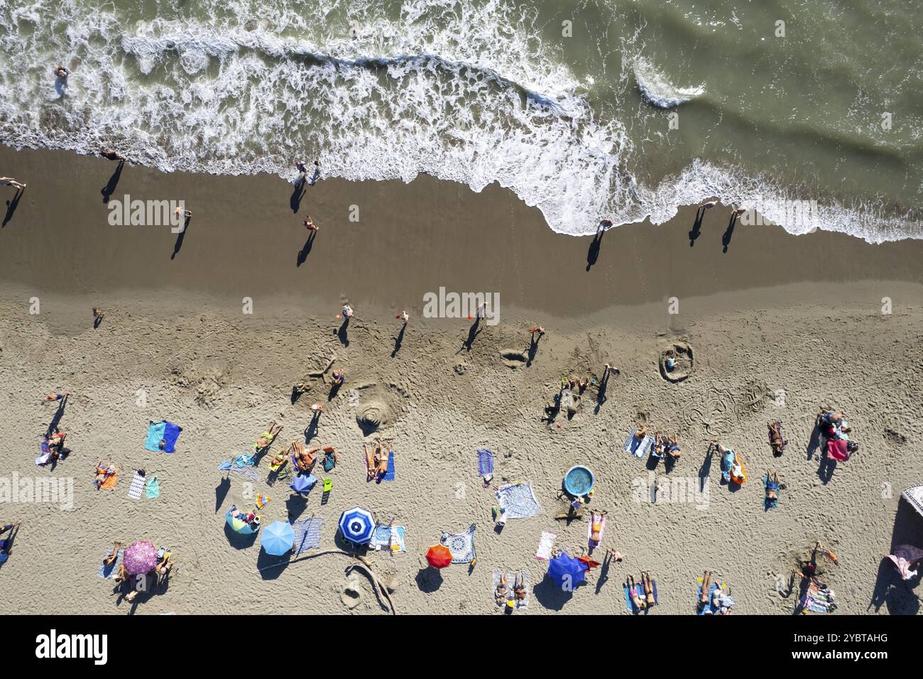 Luftbilddokumentation eines freien Strandes im Sommer Stockfoto