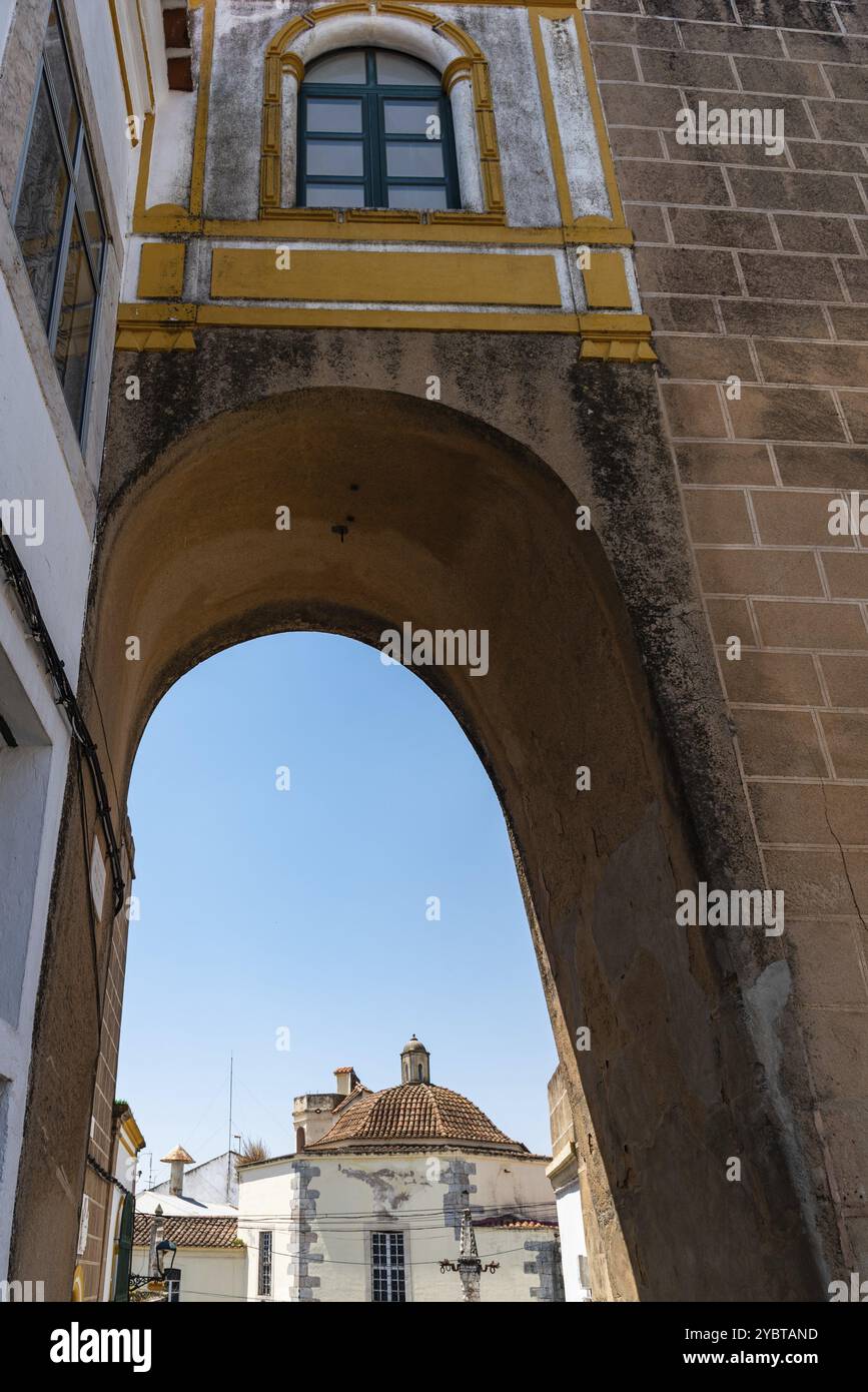 Panoramasicht auf die Altstadt von Elvas in Alentejo, Portugal. Steinbogen Stockfoto