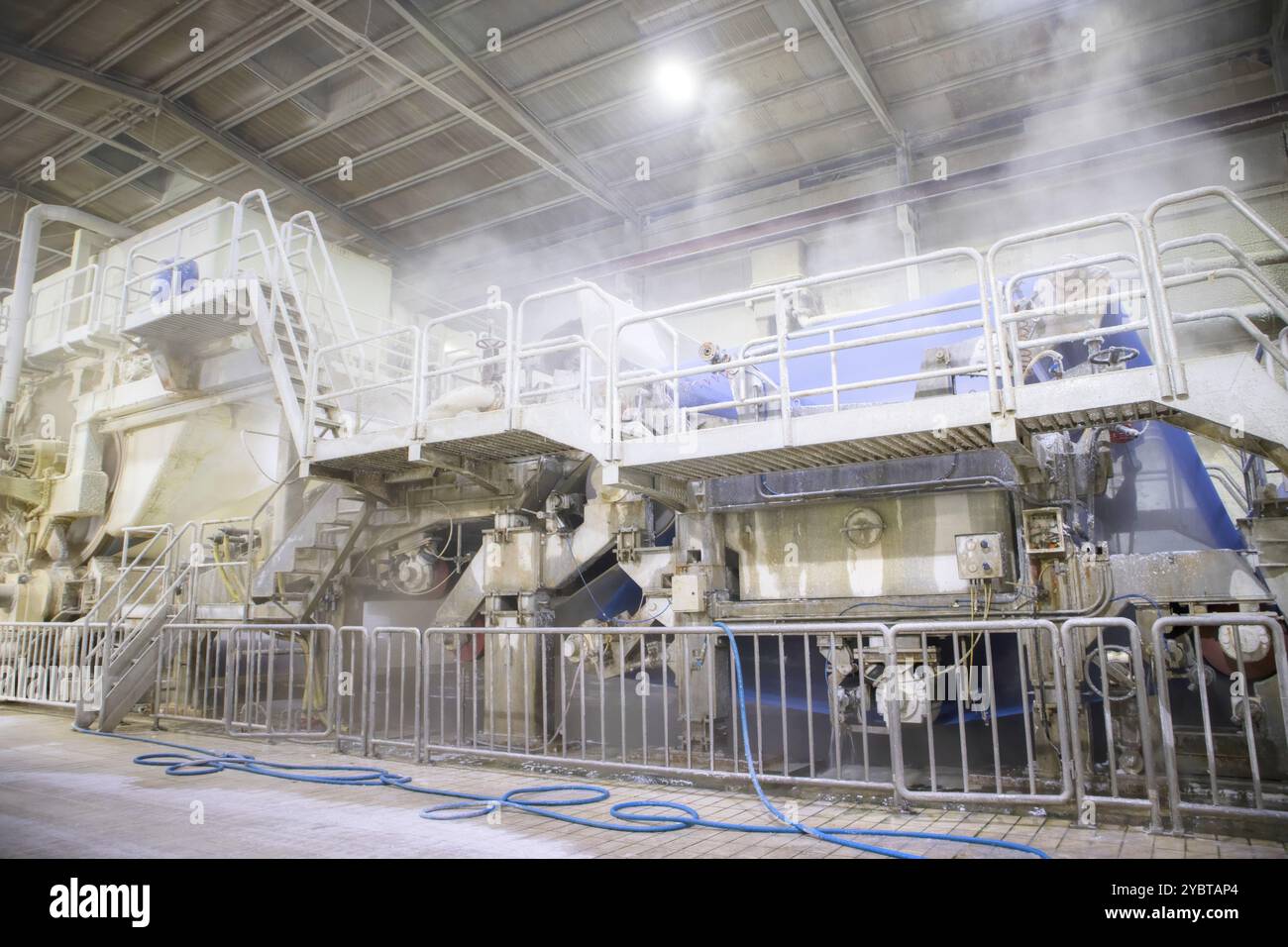 Industriemaschinen zur Umwandlung von Zellulose in ein Blatt Papier Stockfoto