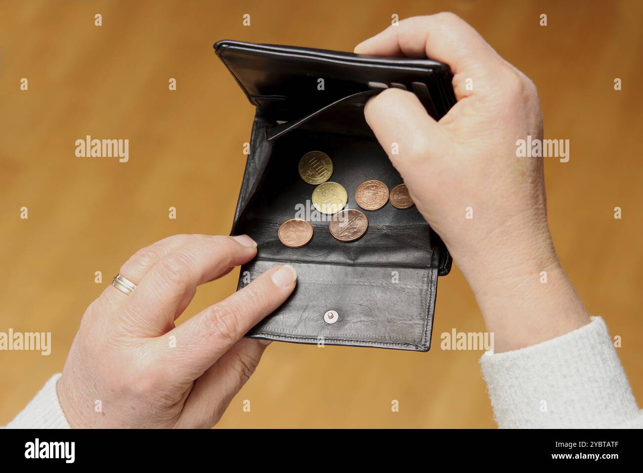 Die Frau zeigt ihre leere Brieftasche Stockfoto