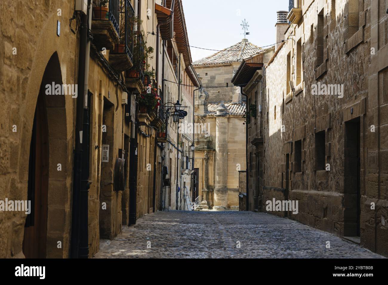 Gepflasterte Straße in der mittelalterlichen Stadt Briones, Rja, Spanien. Malerische und enge Straßen an Einem sonnigen Tag. Architektur, Kunst, Geschichte, Reisen Stockfoto