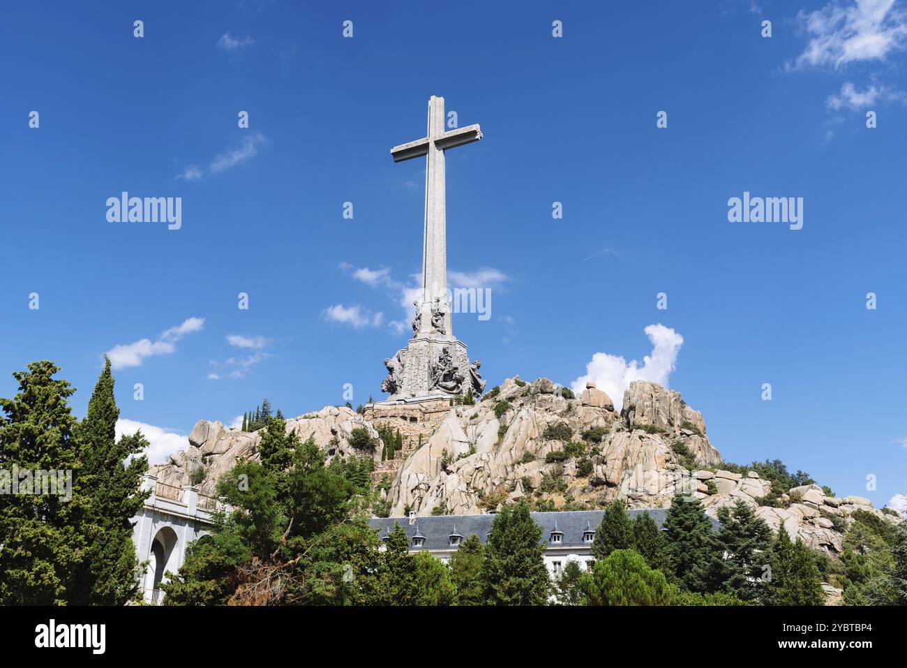 San Lorenzo de El Escorial, Spanien, 29. August 2021: Das große Kreuz des Valle de Los Caidos oder das Tal der Gefallenen ein monumentales Denkmal, Europa Stockfoto