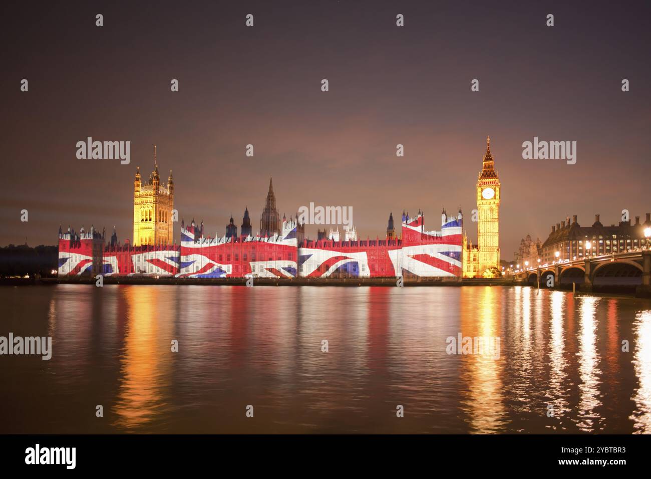 Union Jack Flag wurde in der Abenddämmerung auf die Houses of Parliament projiziert Stockfoto