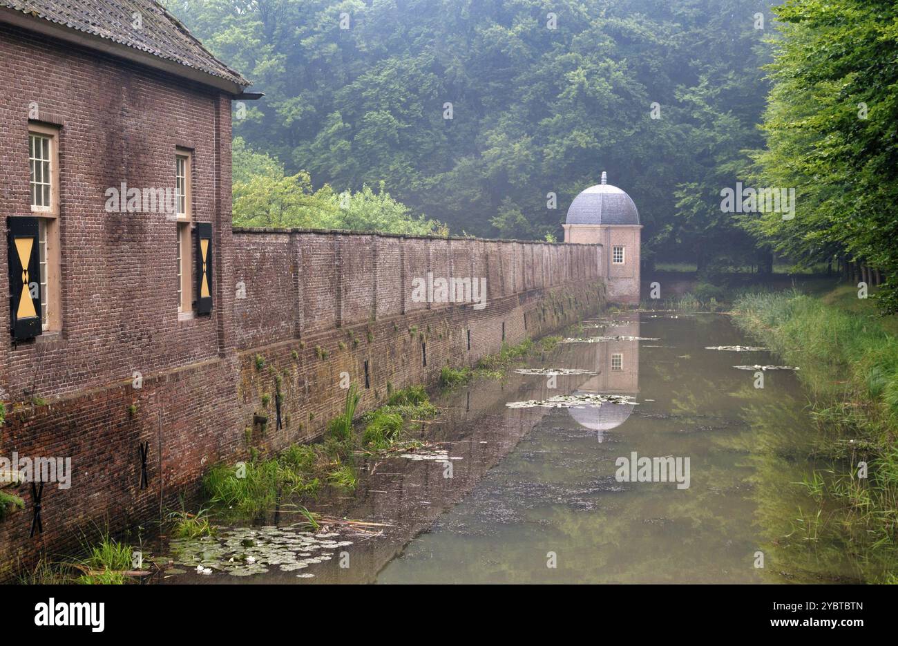 Spiegelung einer Backsteinmauer im Graben von Schloss Eerde in der Nähe der niederländischen Stadt Ommen Stockfoto