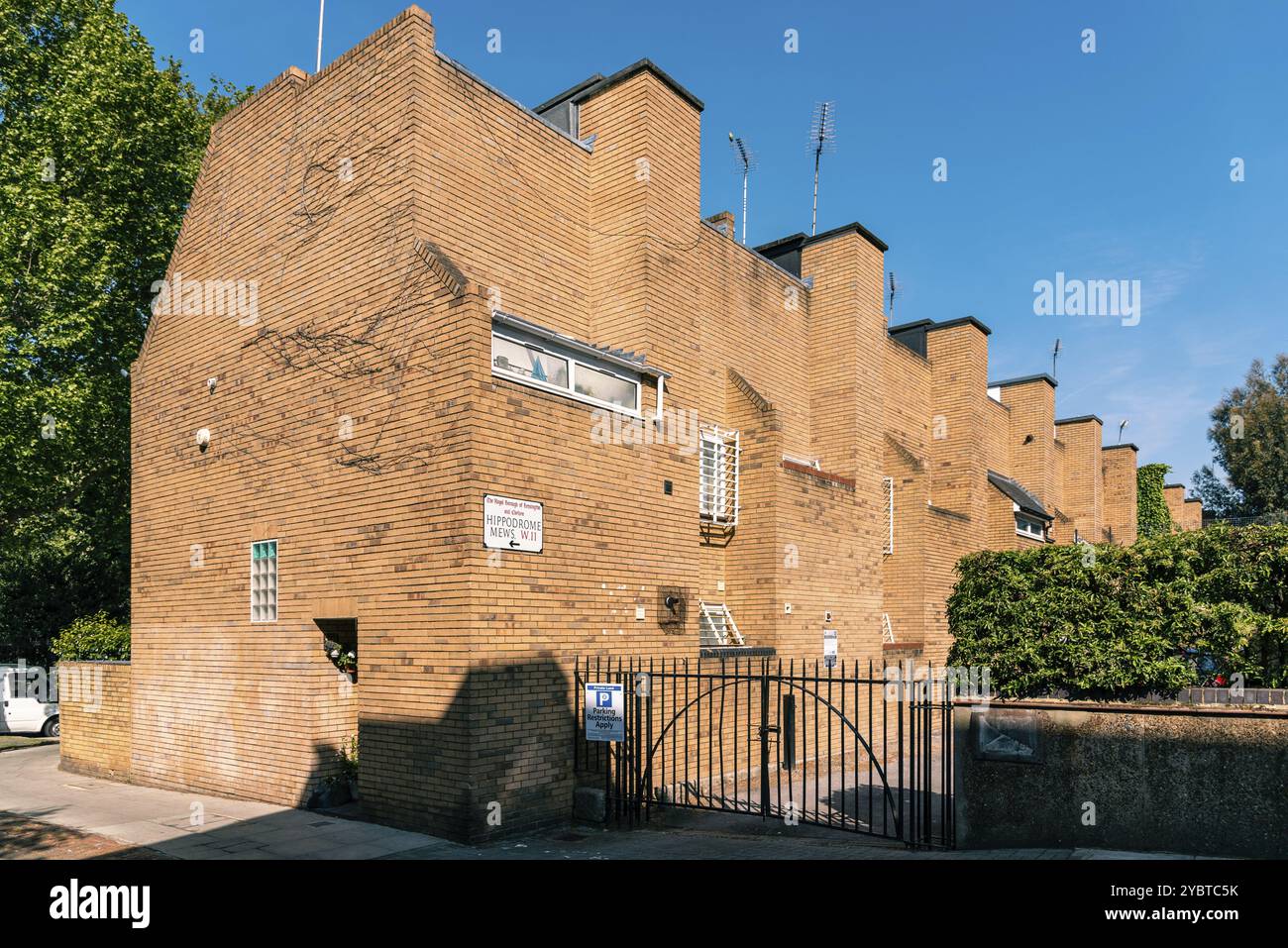 London, UK, 15. Mai 2019: Stadthäuser mit Ziegelfassade in Notting Hill, einem Bezirk in West London im Borough of Kensington and Chelsea Stockfoto