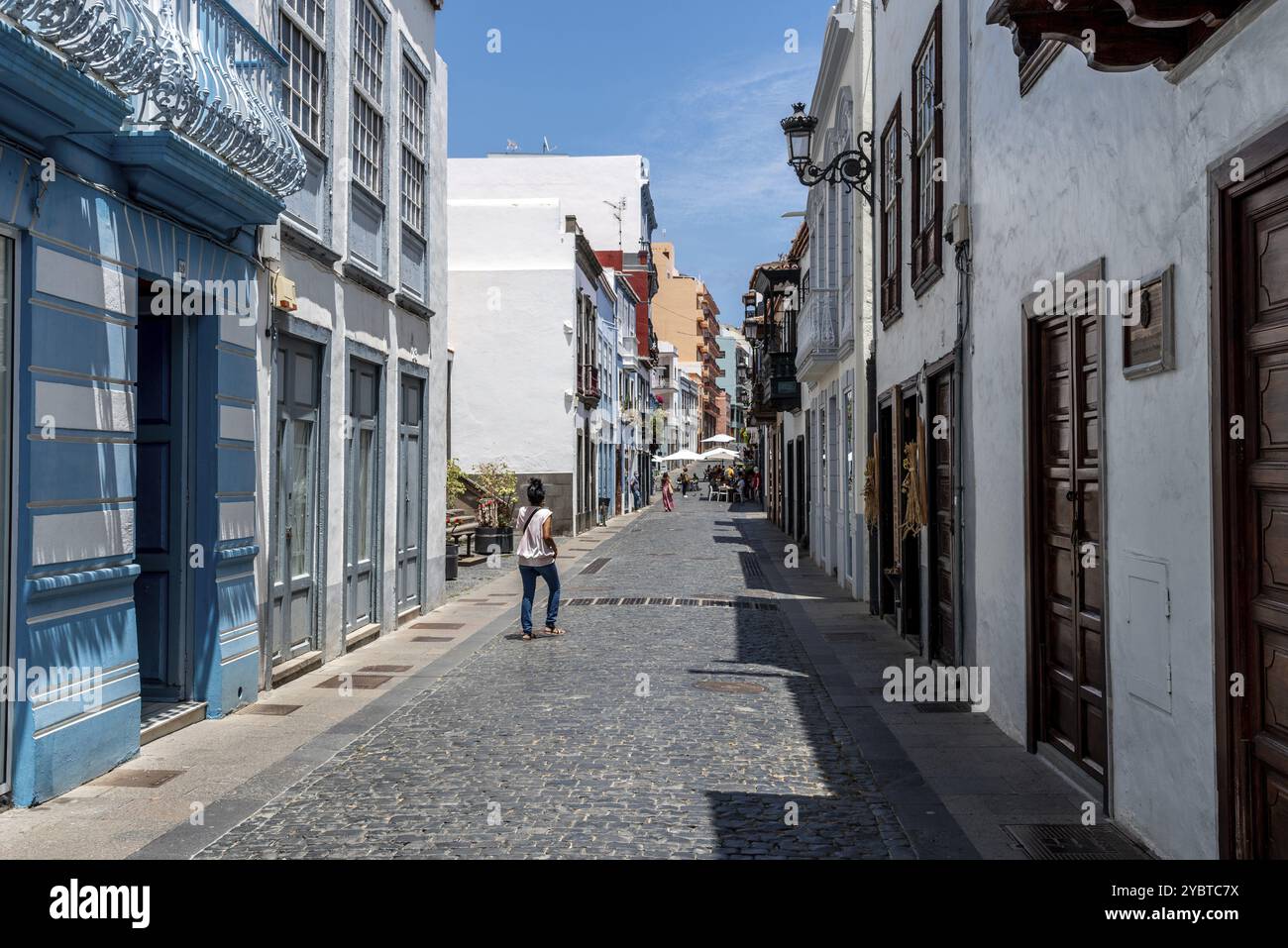 Santa Cruz de La Palma, Spanien, 13. August 2021: Einkaufsstraße mit Geschäften und Restaurants in der Altstadt, Europa Stockfoto