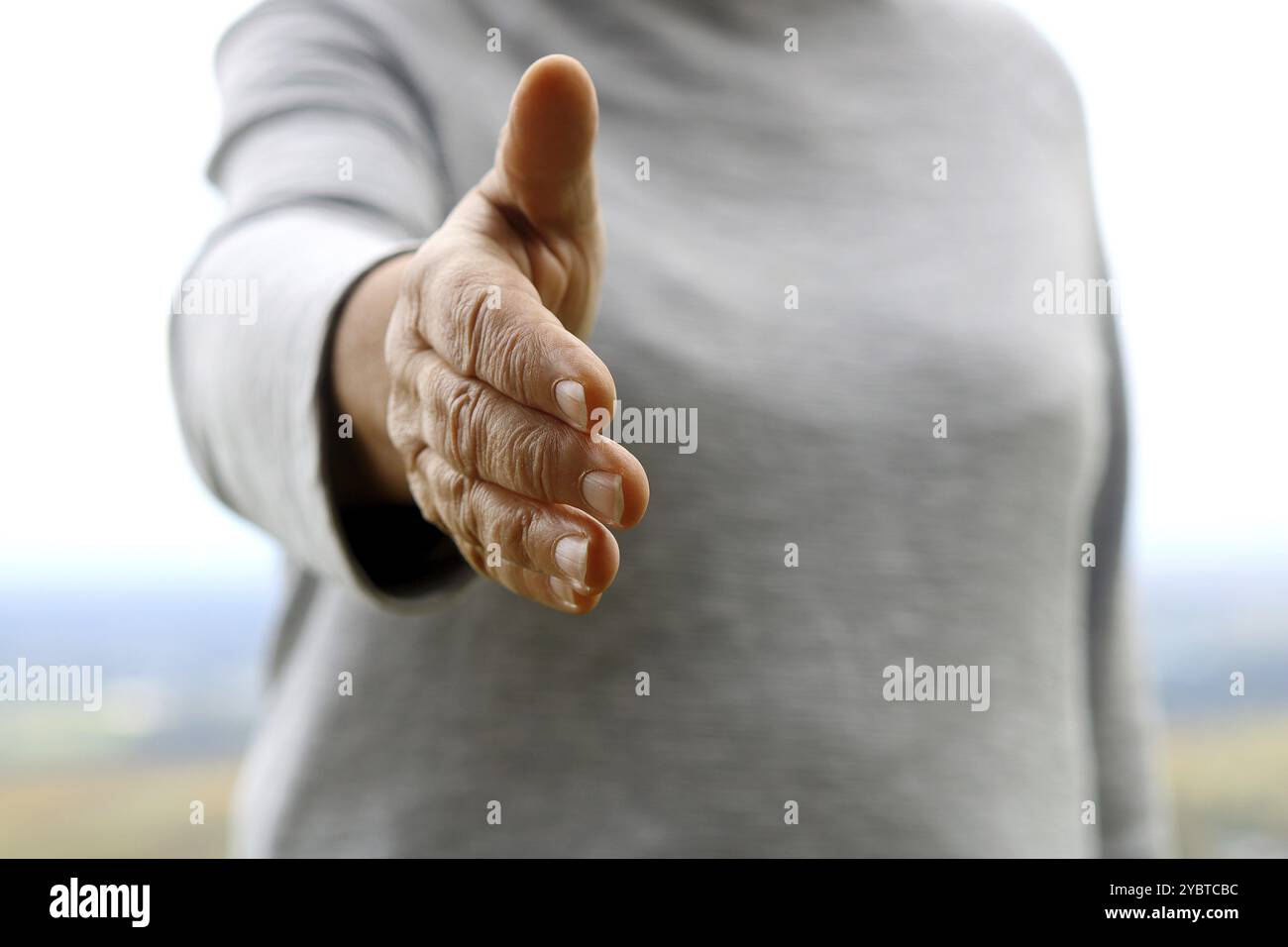 Begrüßung mit einem Handschlag Stockfoto