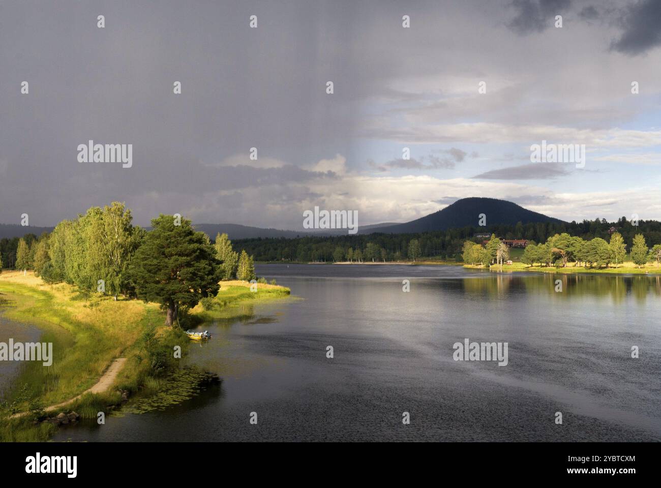 Die ljusnan River in der Nähe der schwedischen Stadt Jarvso kurz vor dem Hit der ein heftiger Regenschauer Stockfoto