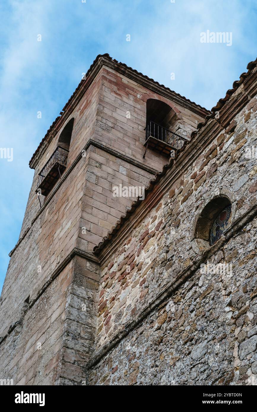 Glockenturm der Kirche und Museum der Heiligen Dreifaltigkeit in der historischen Stadt Atienza in Guadalajara, Spanien. Blick in den niedrigen Winkel gegen den bewölkten Himmel Stockfoto