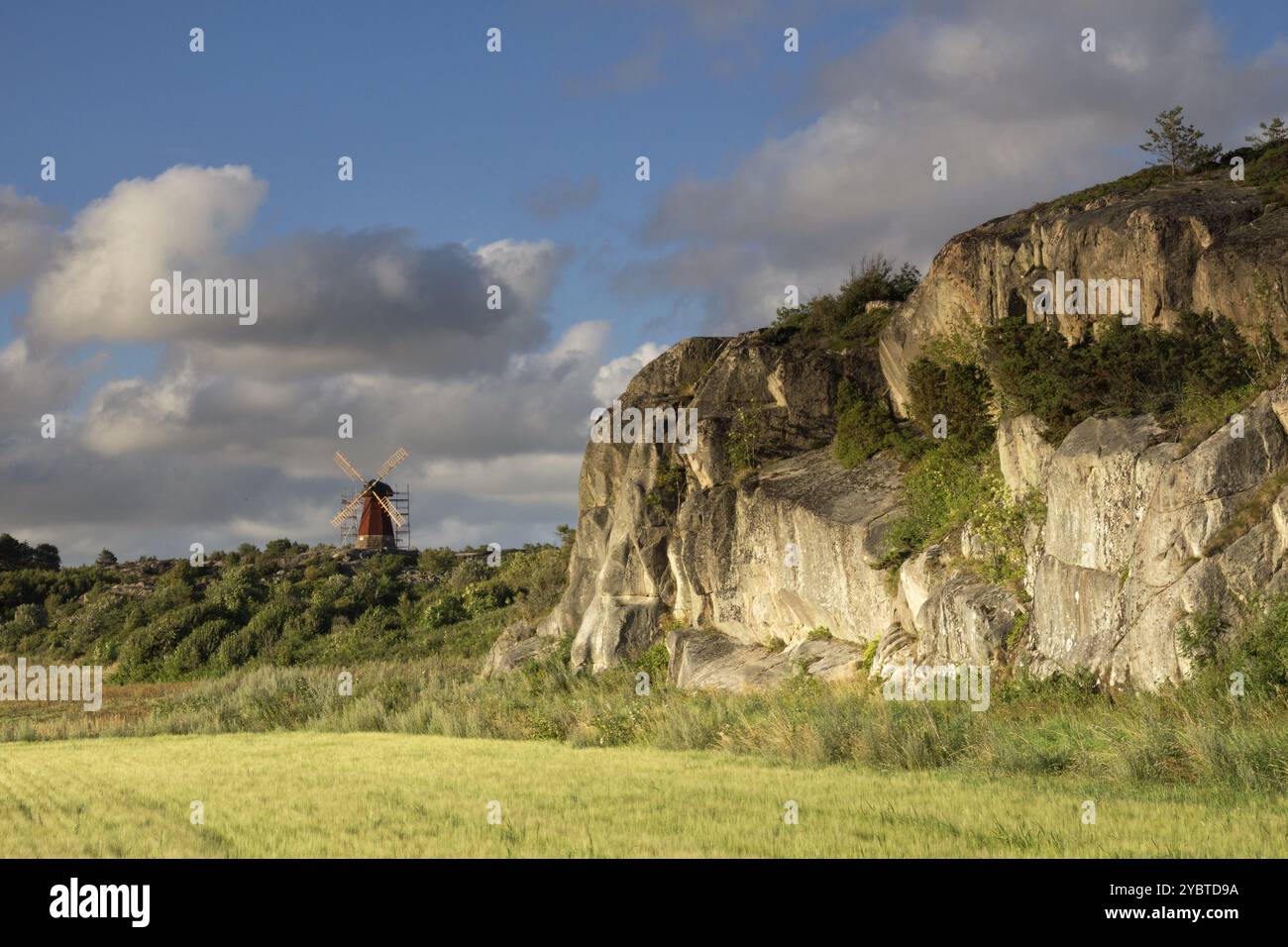 Ulserods Kvarner ist eine Windmühle auf einem Felsen in der Nähe des Dorfes Havstenssund in der schwedischen Provinz Bohuslan Stockfoto