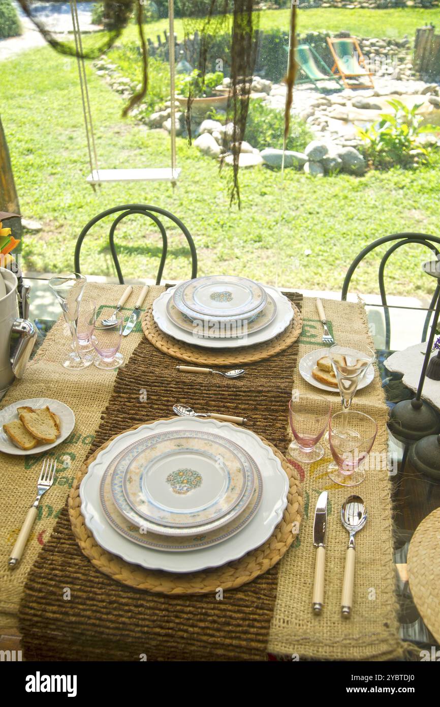 Esstisch für zwei Personen mit Blick auf den Garten in summ Stockfoto