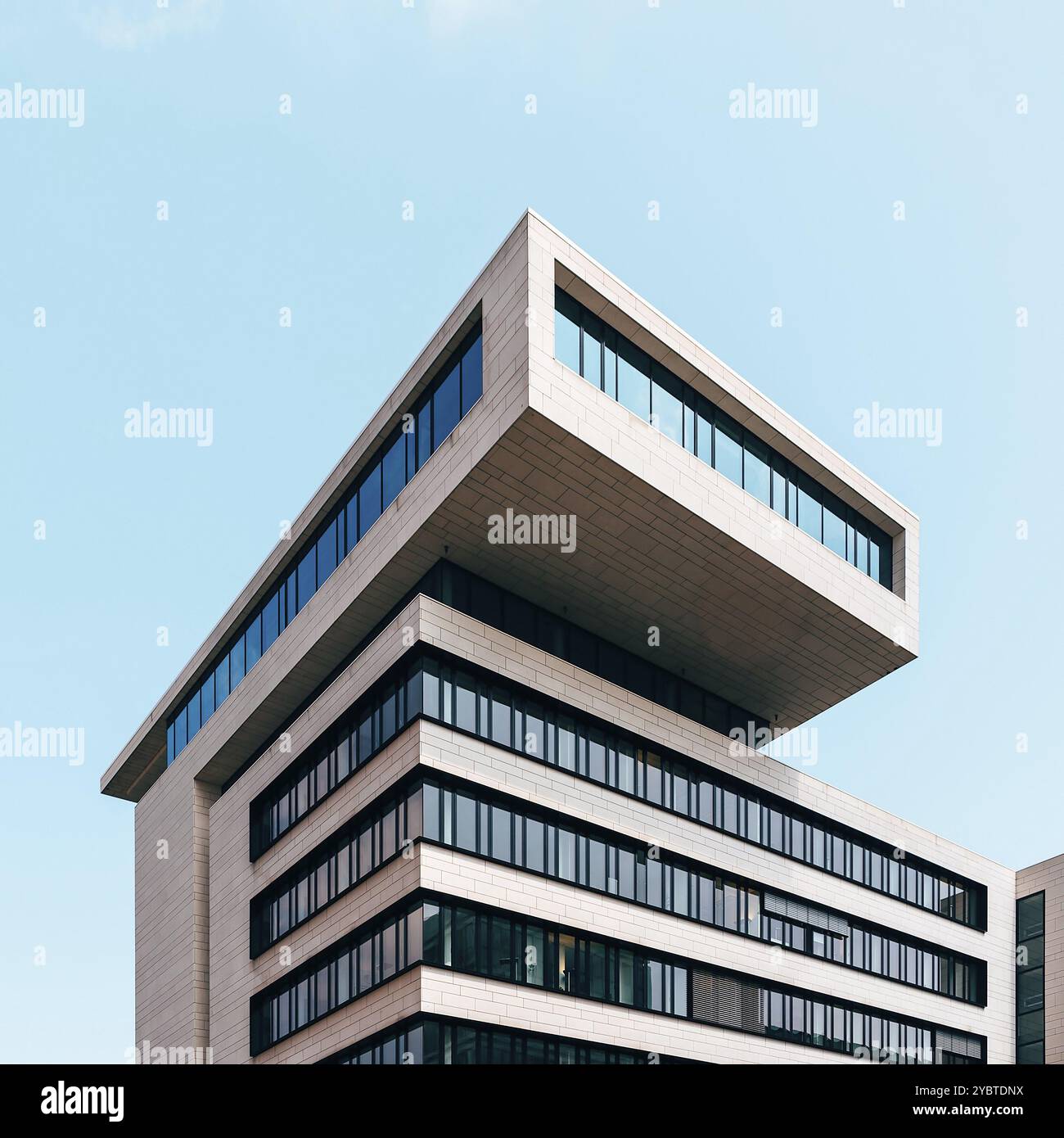 Hamburg, 7. August 2019: Minimalistisches Bürogebäude gegen Himmel in der HafenCity in Hamburg, Europa Stockfoto Hamburg, 7. August 2019: Minimalistisches Bürogebäude gegen Himmel in der HafenCity in Hamburg, Europa Stockfoto