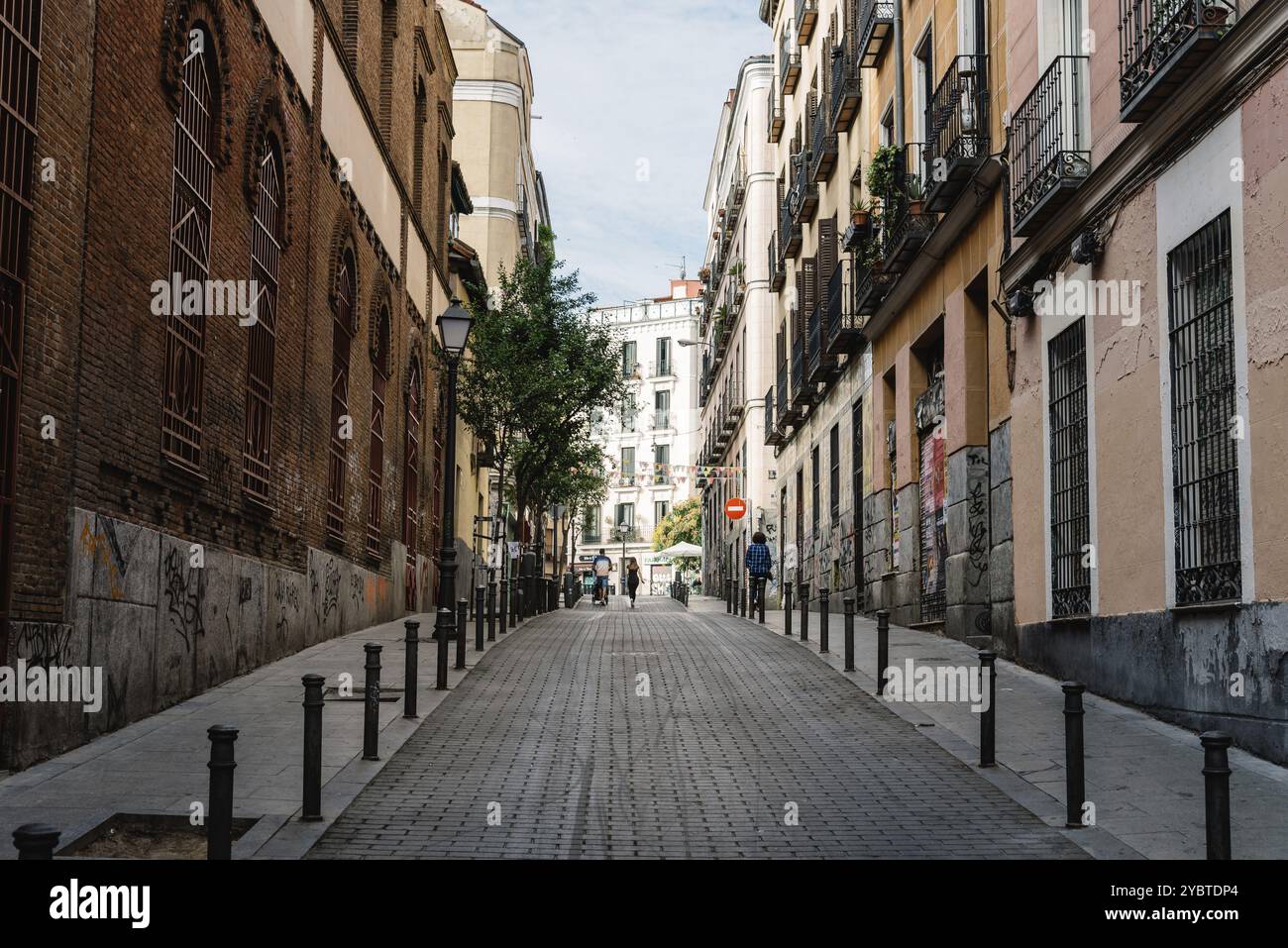 Madrid, Spanien, 5. Juni 2022: Malasana-Viertel im Zentrum von Madrid. Es ist ein lebhaftes Viertel und ein Zentrum für das Hipster-Phänomen, voll von lebhaftem Stockfoto