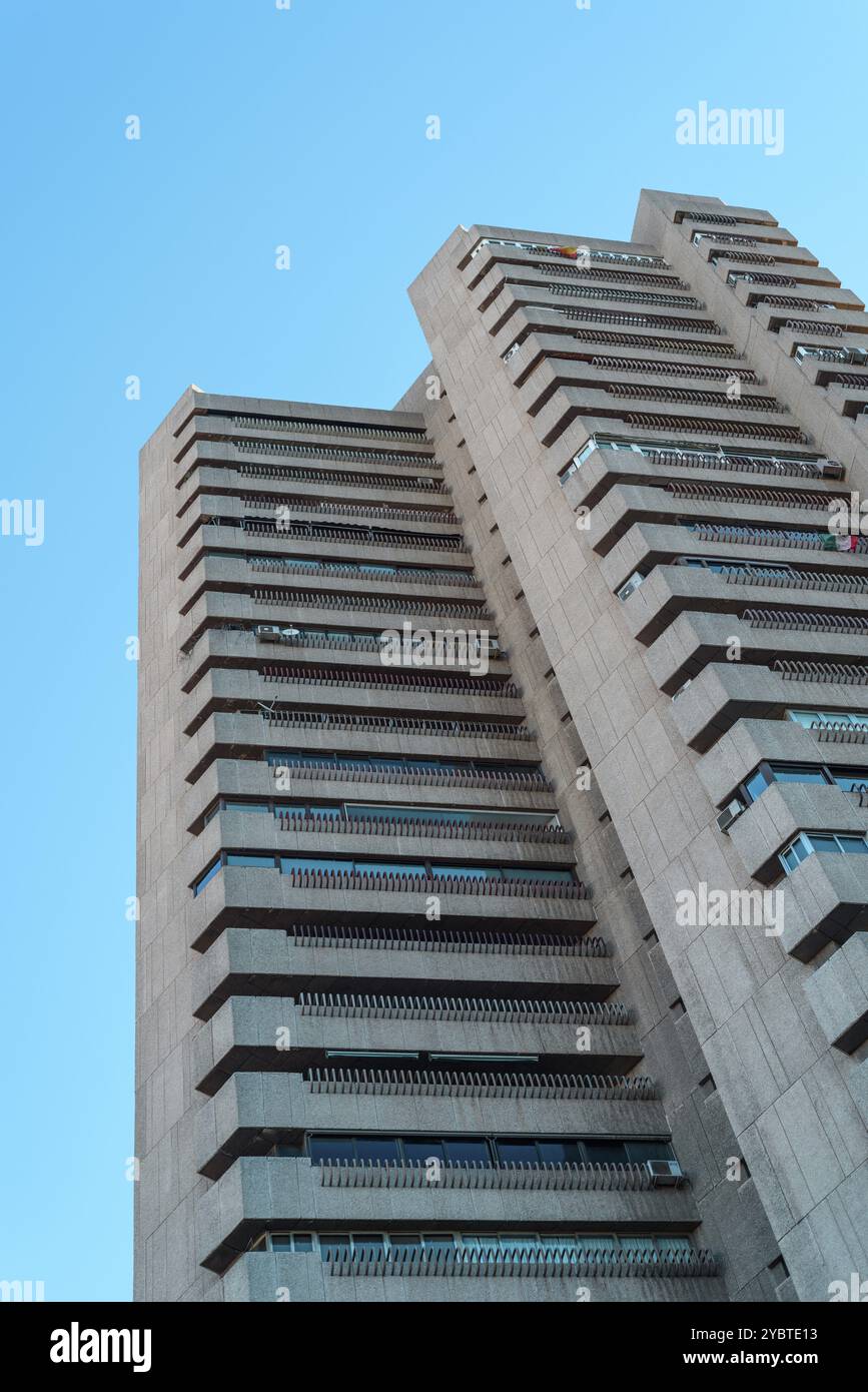 Madrid, Spanien, 3. Oktober 2020: Der Turm von Valencia vor blauem Himmel. Er wurde von Javier Carvajal Architec, Europa, entworfen Stockfoto