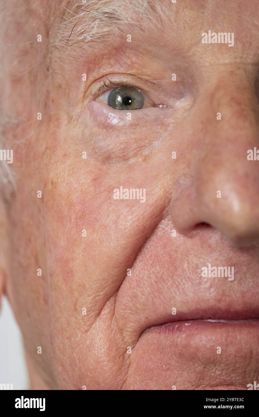 Porträt eines älteren kaukasischen Mannes Augenmotive des Alterungsprozesses im Ruhestand Stockfoto