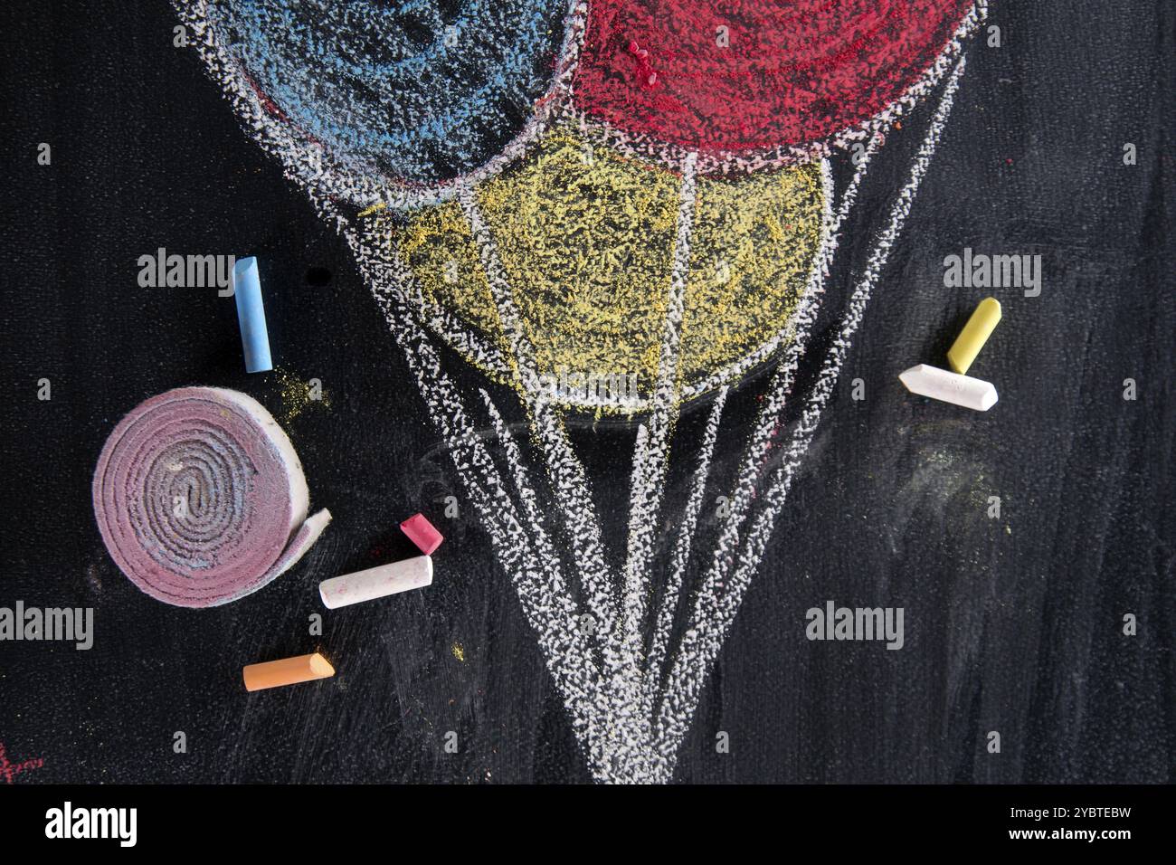 Grafische Darstellung von farbigen Luftballons mit Kreide auf Tafel gezeichnet Stockfoto