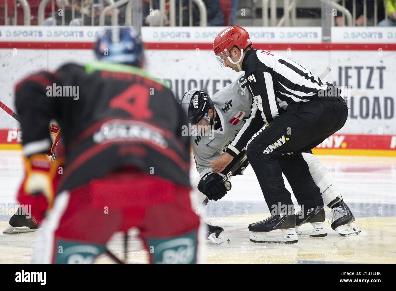 PSD Bank Dome, Düsseldorf, Nordrhein-Westfalen, Joshua Currie (Koelner Haie, #18), Patrick Laguzov (Linesmen, #94), PENNY DEL, Duesseldorfer EG-Ki¿½ Stockfoto