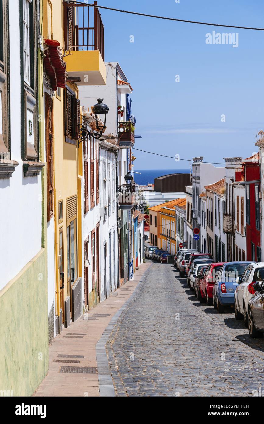 Santa Cruz de La Palma, Spanien, 13. August 2021: Traditionelle Kolonialarchitektur der Kanarischen Inseln mit farbenfrohen Häusern. San Telmo Street im Quar Stockfoto