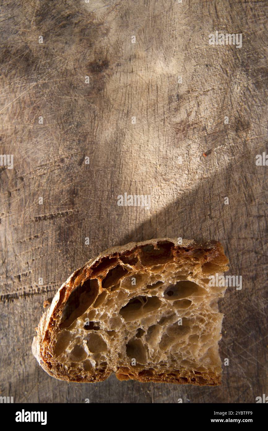 Scheibe Vollkornbrot auf Sauerteig-Rand in einem Holzofen gekocht Stockfoto