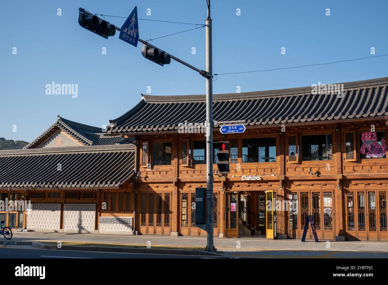 Suwon, Südkorea - 29. Oktober 2023: Café-Bar, Gebäude im koreanischen Stil an der Straße in Suwon, der größten Stadt und Hauptstadt der Provinz Gyeonggi Stockfoto