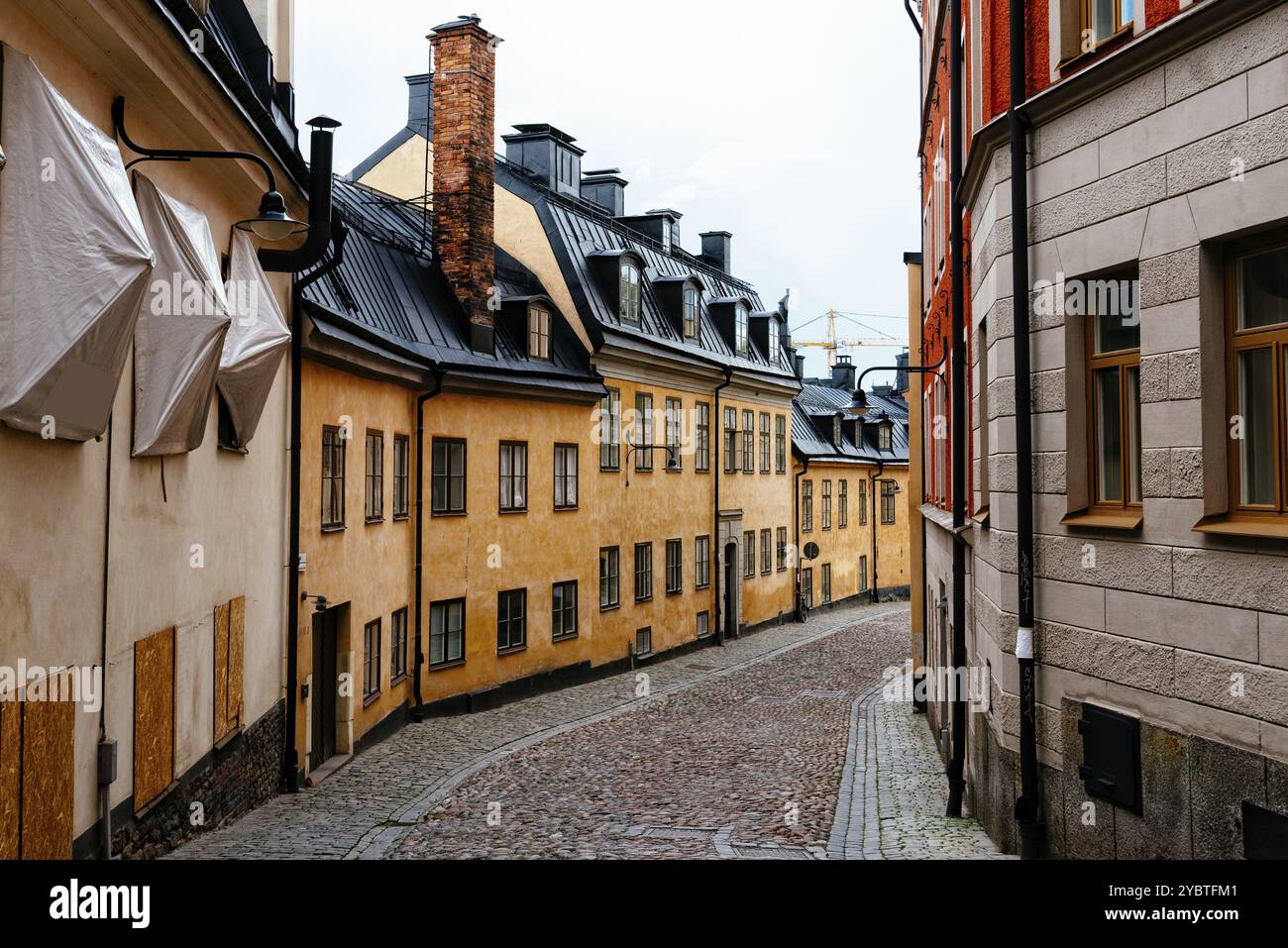 Malerische Kopfsteinpflasterstraße mit farbenfrohen Häusern im Ugglan Viertel in Sodermalm, Stockholm, Schweden, Europa Stockfoto