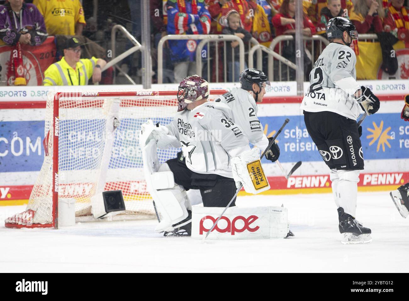 PSD Bank Dome, Düsseldorf, Nordrhein-Westfalen, Julius Hudacek (Koelner Haie, #35), PENNY DEL, Duesseldorfer EG-Koelner Haie am 18.10/2024 Stockfoto