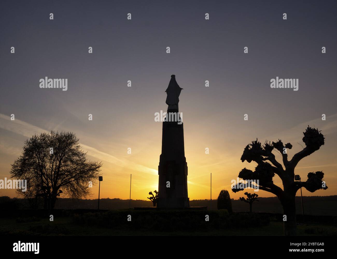 Silhouette einer Maria-Statue am Abend auf dem Gulpenerberg in der Nähe des niederländischen Dorfes Gulpen in der Provinz Limburg Stockfoto