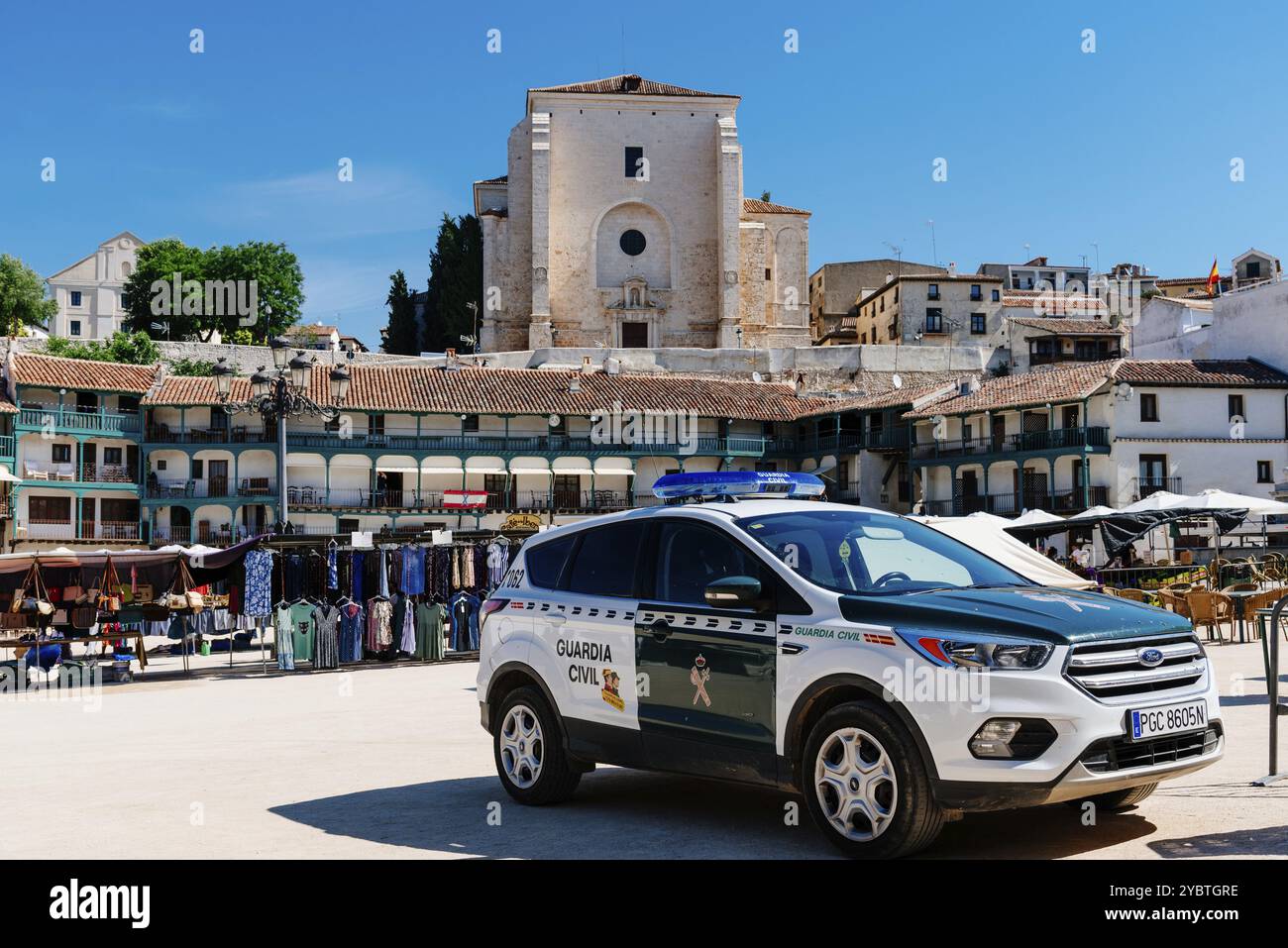 Chinchon, Spanien, 26. Juni 2021: Auto der Zivilwache auf der Plaza Mayor of Chinchon. Zentraler Platz der Stadt Chinchon in Madrid, typische Häuser mit Holz Stockfoto