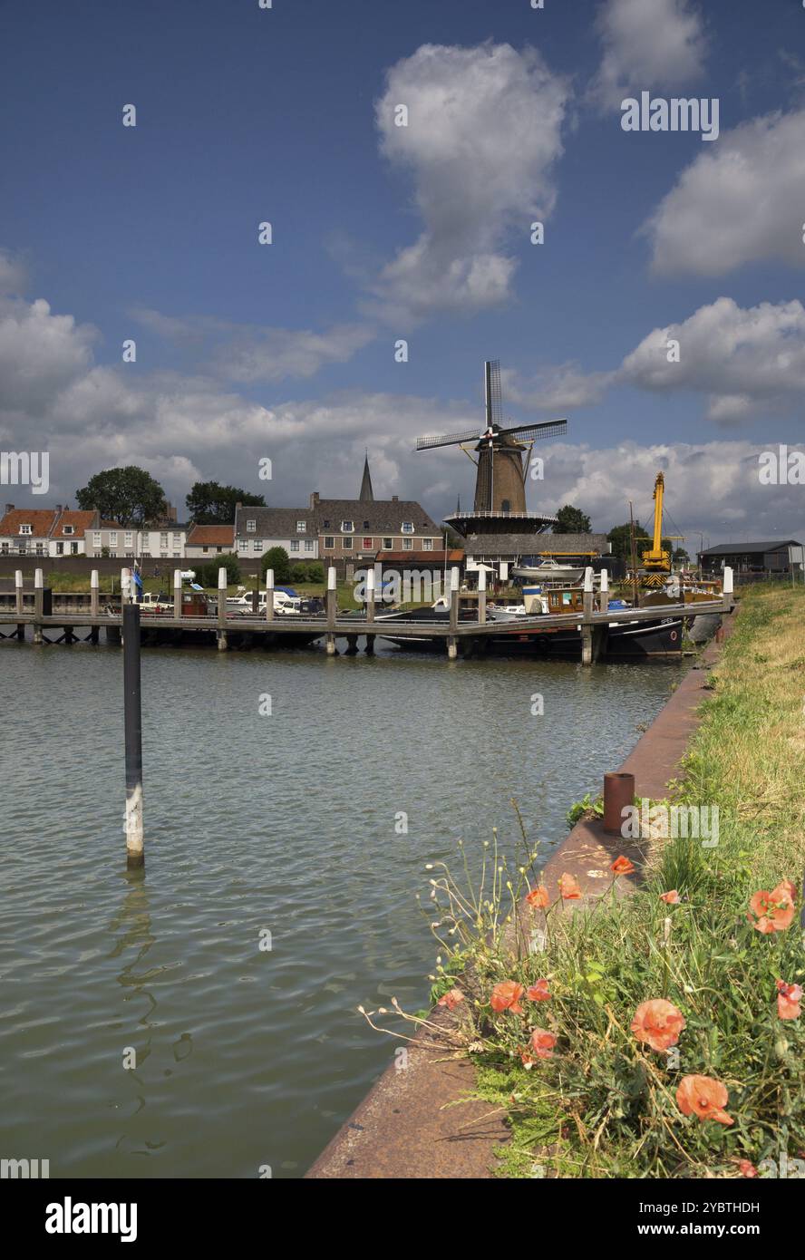 Blick auf die niederländische Stadt Wijk bij Duurstede mit der Windmühle Rijn en Lek Stockfoto