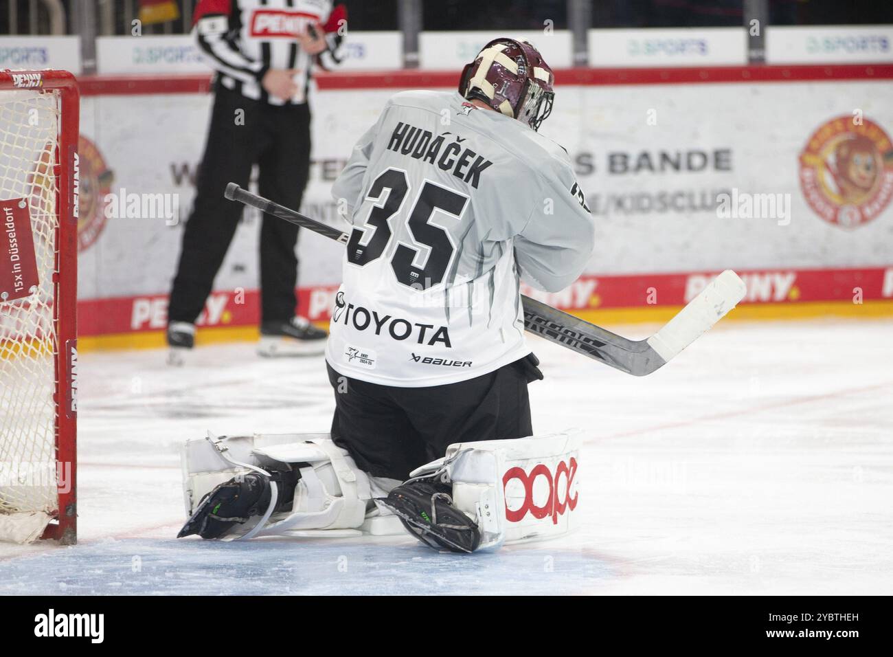 PSD Bank Dome, Düsseldorf, Nordrhein-Westfalen, Julius Hudacek (Koelner Haie, #35), PENNY DEL, Duesseldorfer EG-Koelner Haie am 18.10/2024 Stockfoto