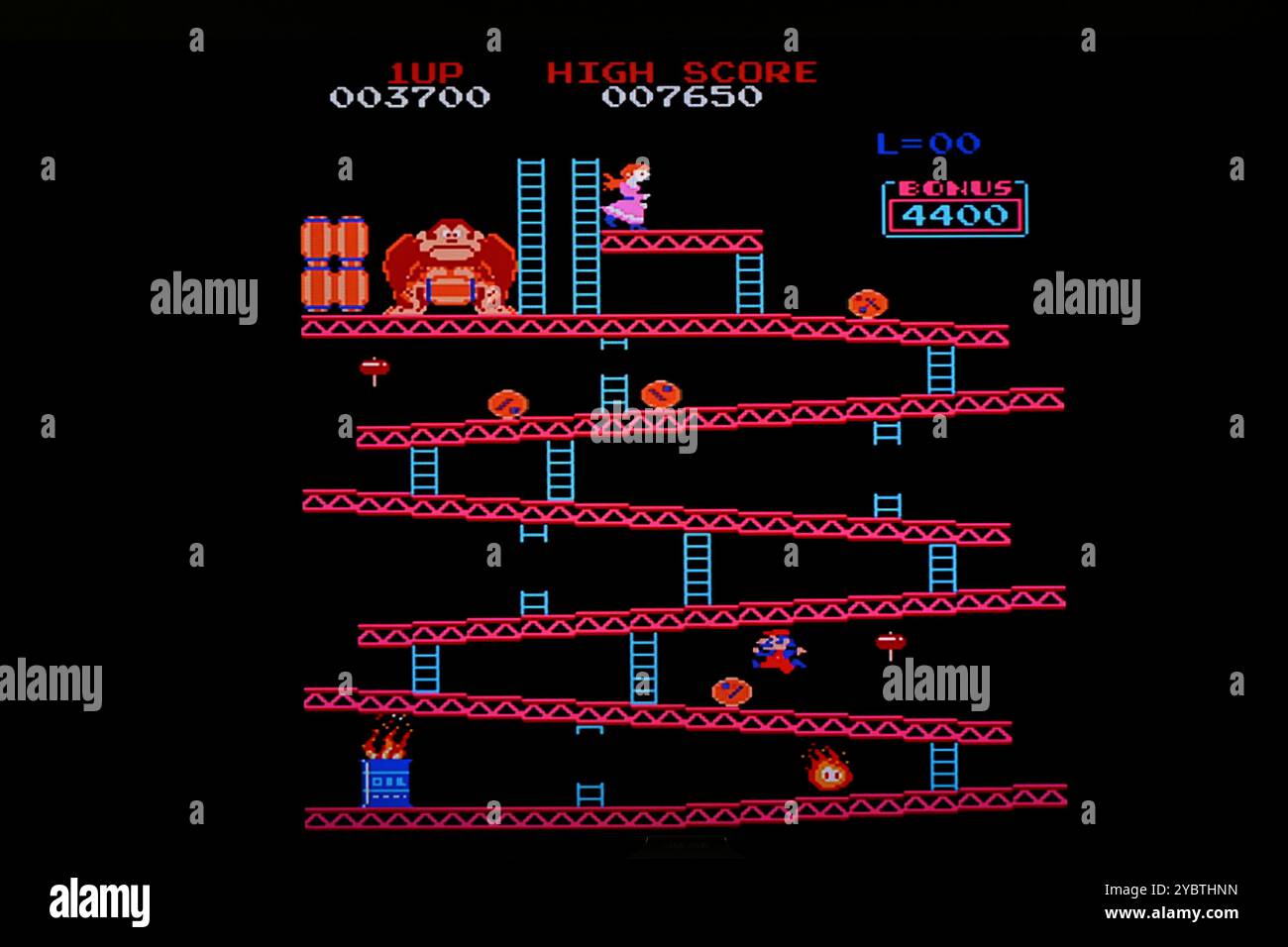 Retro-Arcade-Spiel mit einem Level von Esel kong, mit klassischer 8-Bit-Grafik und Gameplay Stockfoto