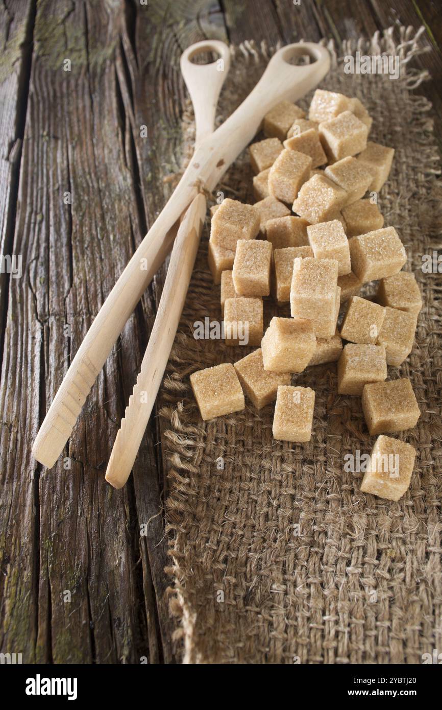 Präsentation der kleine Würfel von braunem Zucker auf Hanf Tischdecke Stockfoto