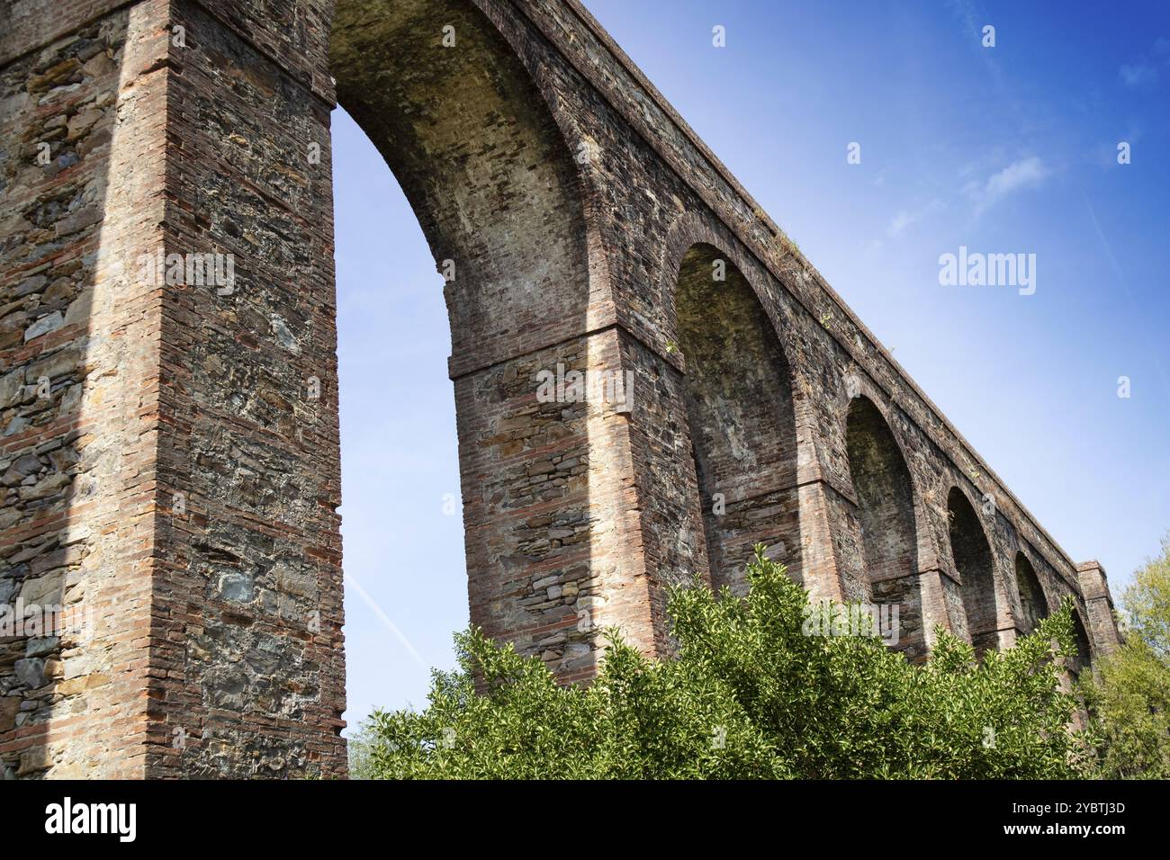 Fotografische Dokumentation eines Abschnitts des antiken Aquädukts in der Provinz Lucca Toskana Italien Stockfoto