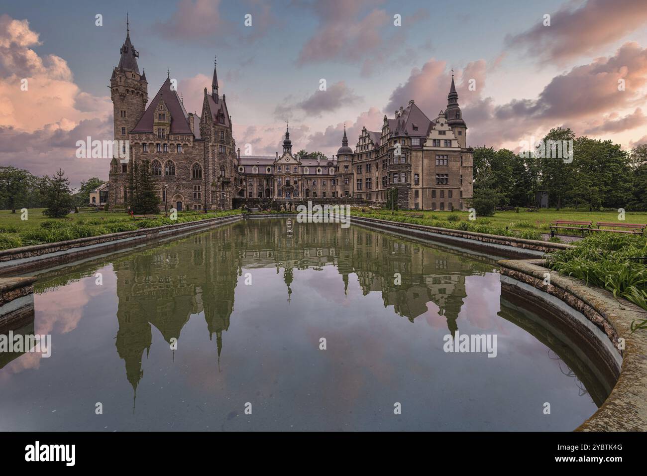 Das Schloss Moszna ist ein historischer Palast in einem kleinen Dorf in Moszna und eines der bekanntesten Denkmäler in Oberschlesien Stockfoto