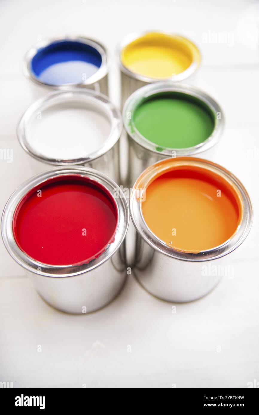 Präsentation einer Reihe von farbdosen in verschiedenen Farben Stockfoto