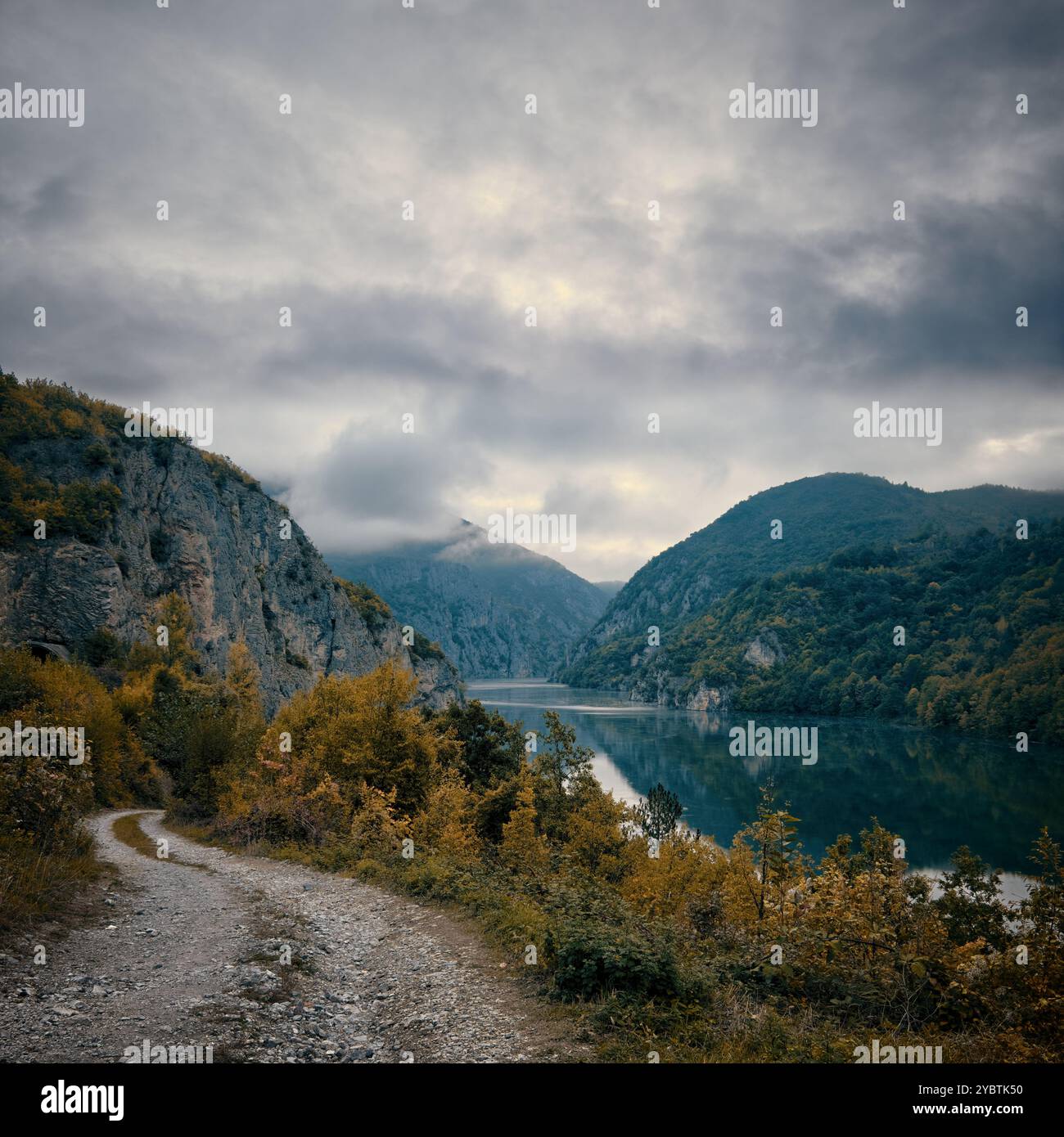 Wege einer geschwungenen Schotterstraße und des Flusses Drina an einem bewölkten Herbstmorgen, Bosnien und Herzegowina Stockfoto