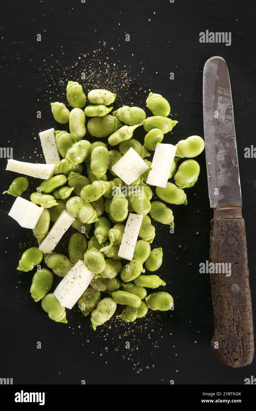 Präsentation einer zweiten Platte von Hülsen und Käse auf Schiefer Stockfoto