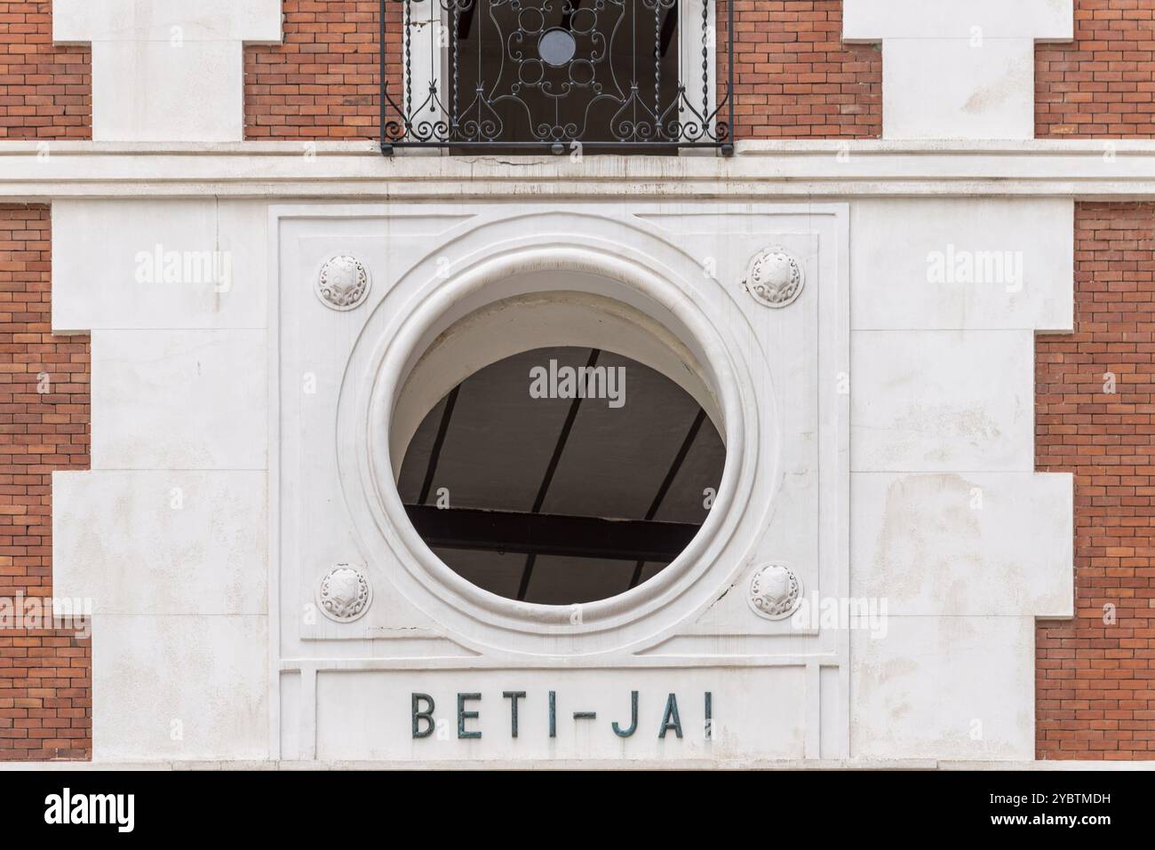 Madrid, Spanien, 1. Mai 2021: Die Beti Jai fronton in Madrid. Es handelt sich um eine Sportstätte im Neo-Mudéjar-Stil, die letzte erhaltene baskische Pelota aus dem 19. Jahrhundert Stockfoto