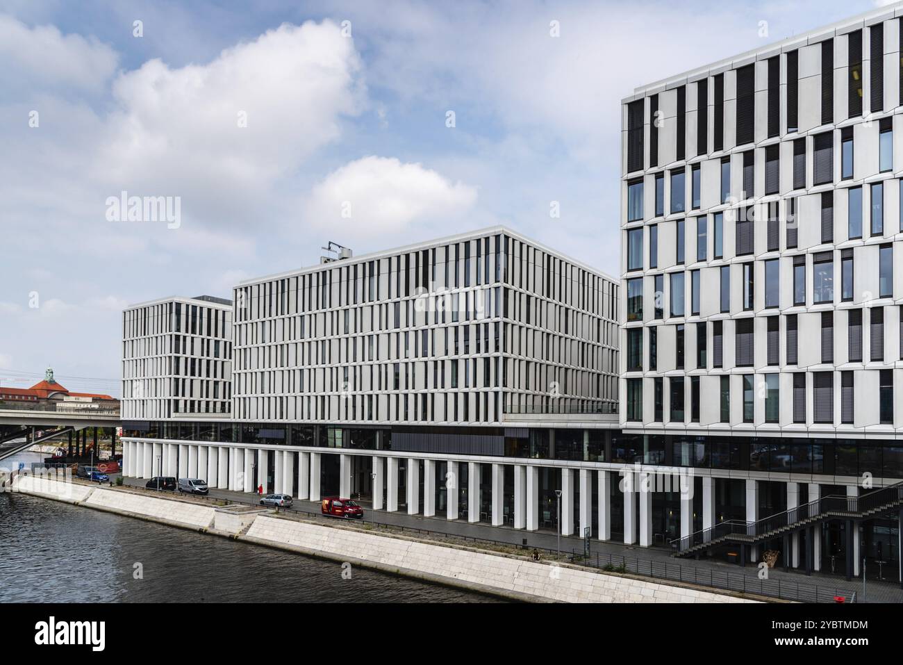 Berlin, 30. Juli 2019: Moderne Bürogebäude im Regierungsbezirk Berlin Mitte gegen Himmel, Europa Stockfoto