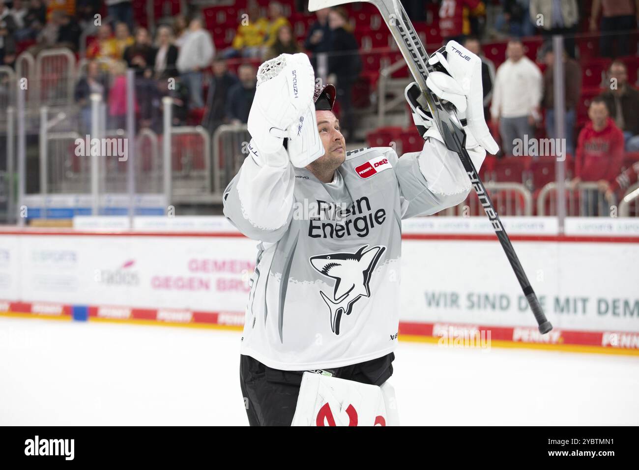 PSD Bank Dome, Düsseldorf, Nordrhein-Westfalen, Julius Hudacek (Koelner Haie, #35), PENNY DEL, Duesseldorfer EG-Koelner Haie am 18.10/2024 Stockfoto